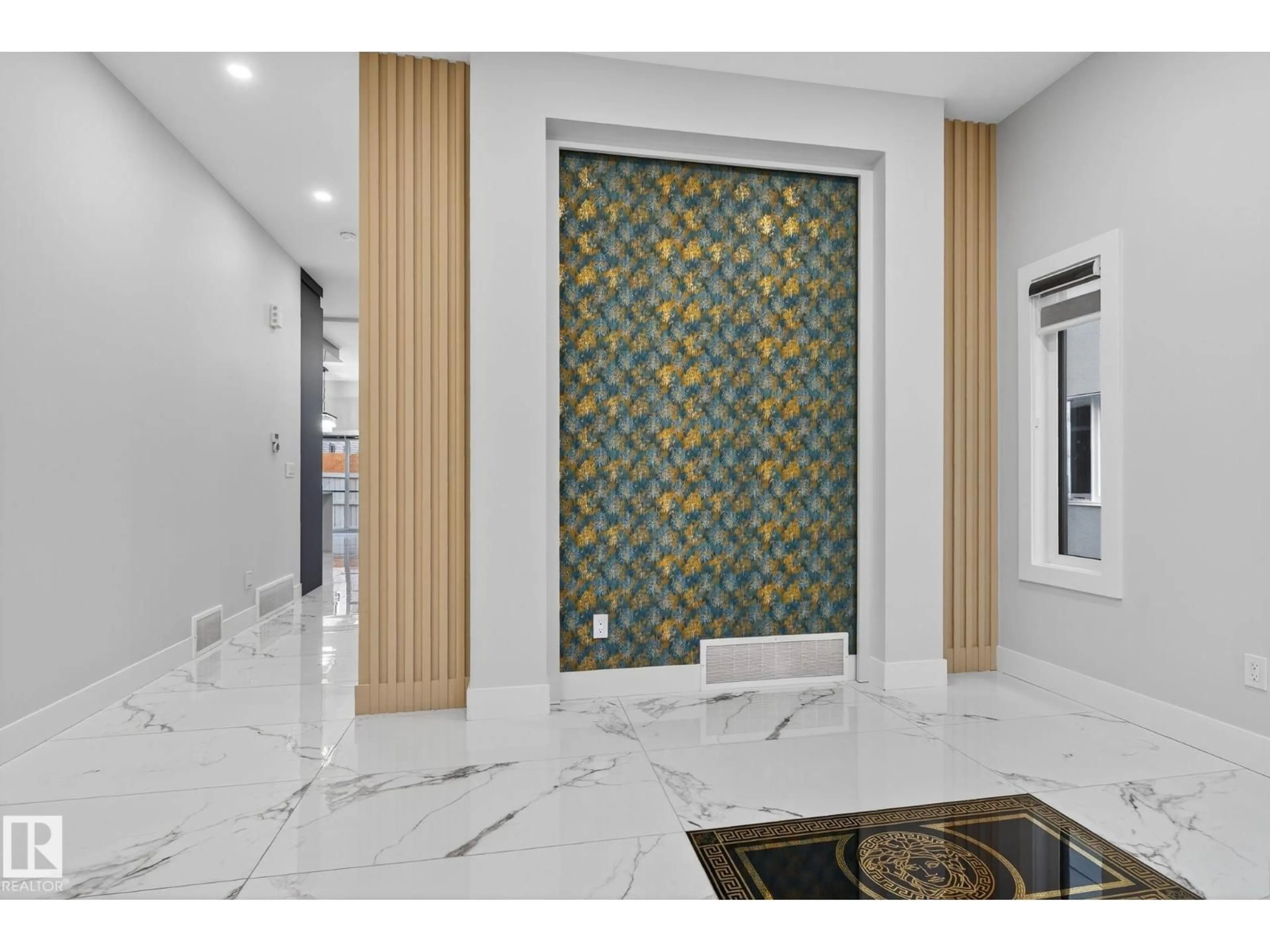 Indoor foyer for 1736 18 ST, Edmonton Alberta T6T2N2