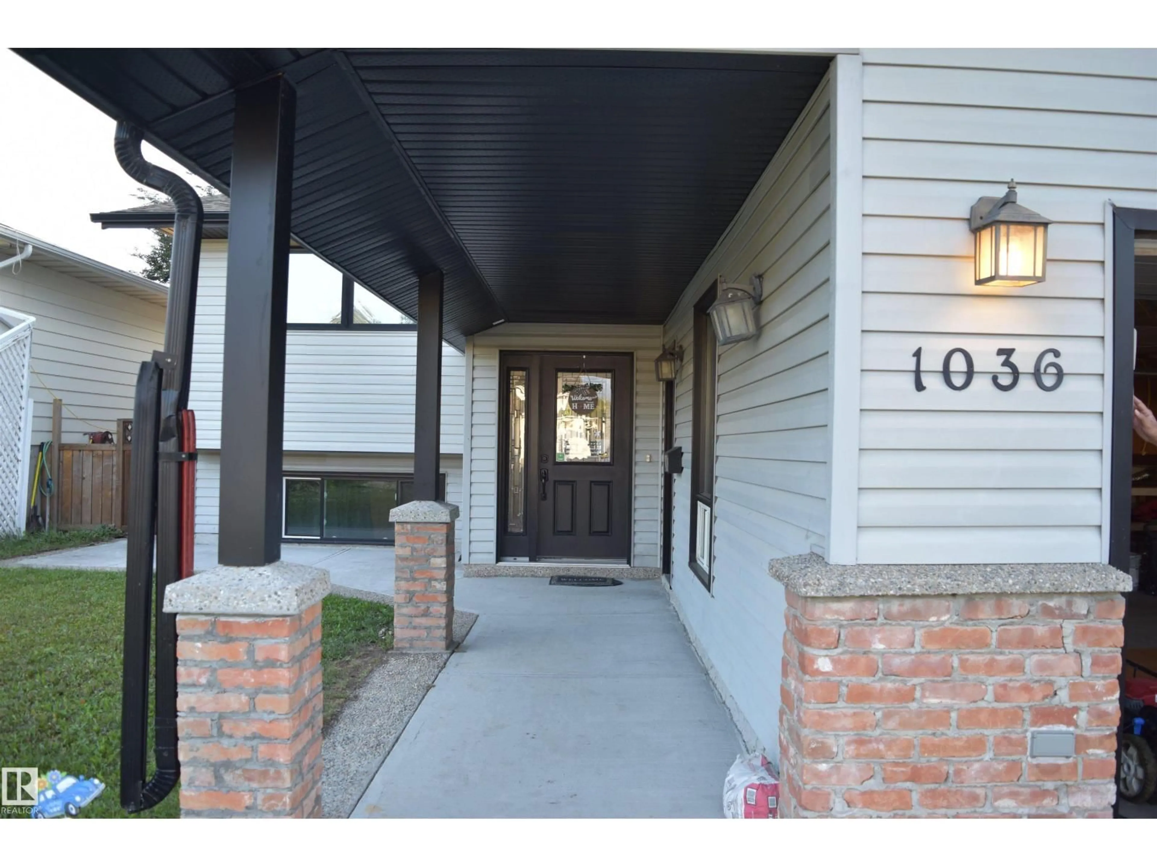 Indoor entryway for 1036 38 ST, Edmonton Alberta T6L2K9