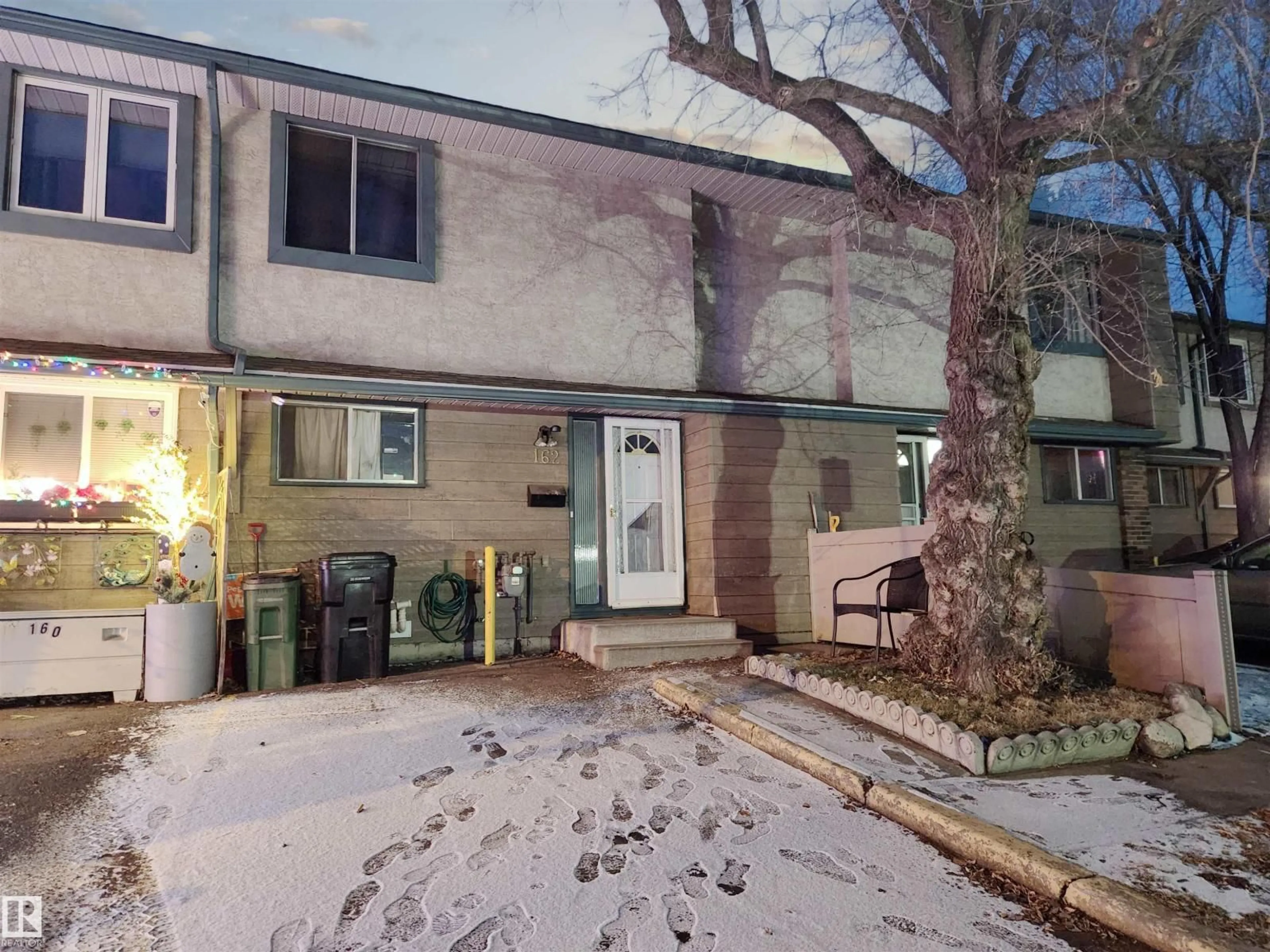 A pic from outside/outdoor area/front of a property/back of a property/a pic from drone, street for 162 ABBOTTSFIELD RD, Edmonton Alberta T5W4S9