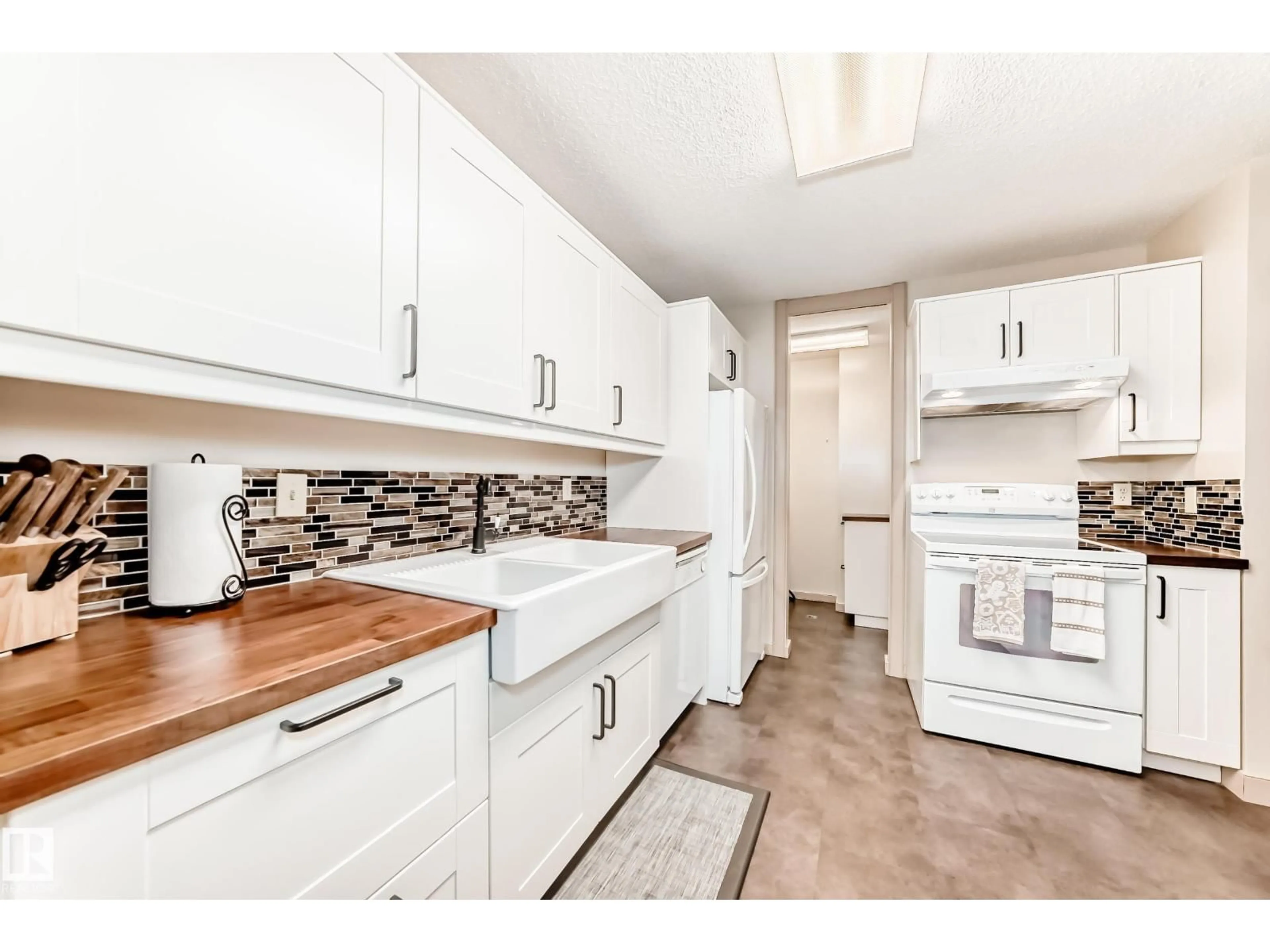 Standard kitchen, unknown for 2033 SADDLEBACK RD, Edmonton Alberta T6J4T4