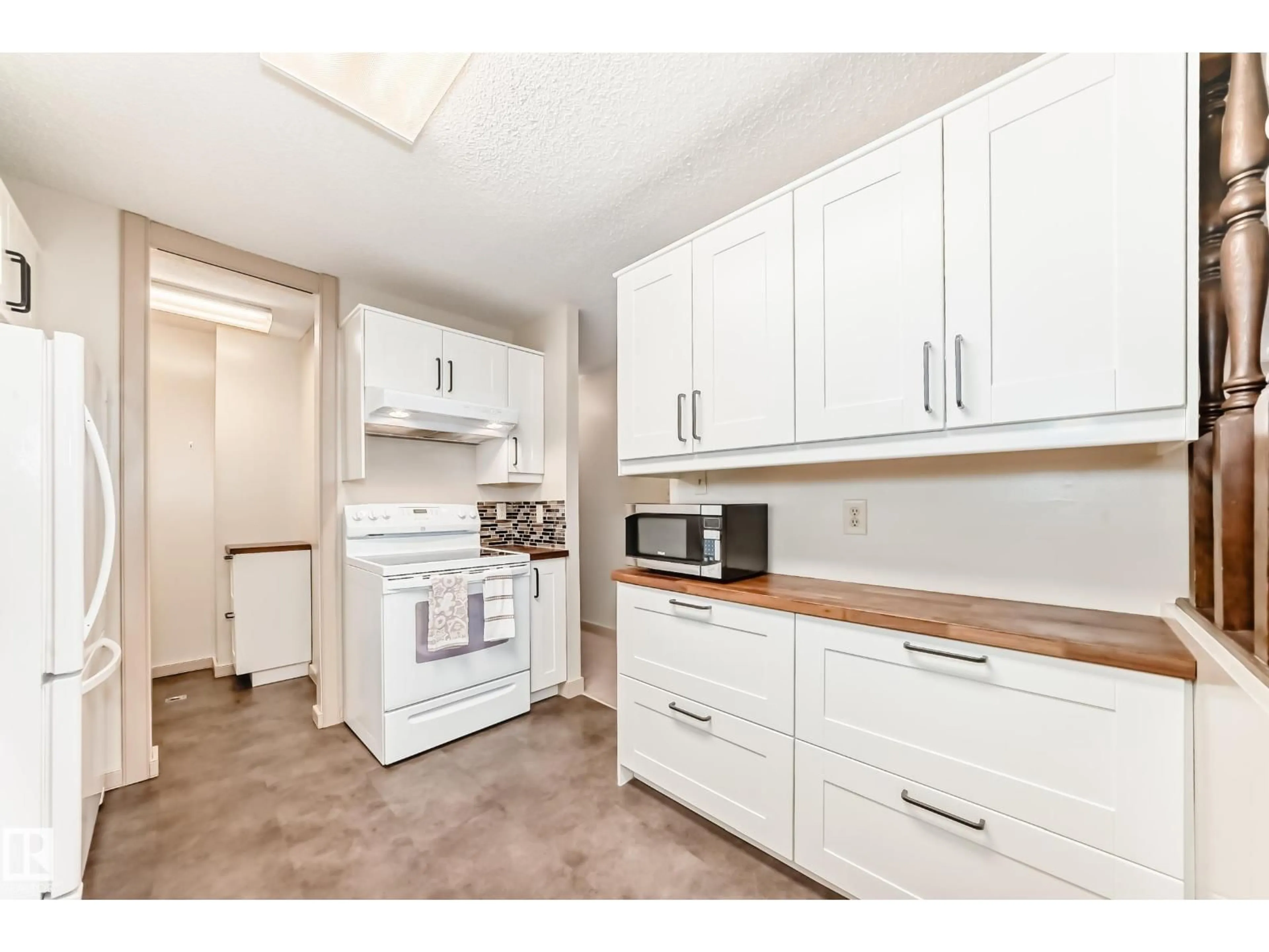 Standard kitchen, unknown for 2033 SADDLEBACK RD, Edmonton Alberta T6J4T4