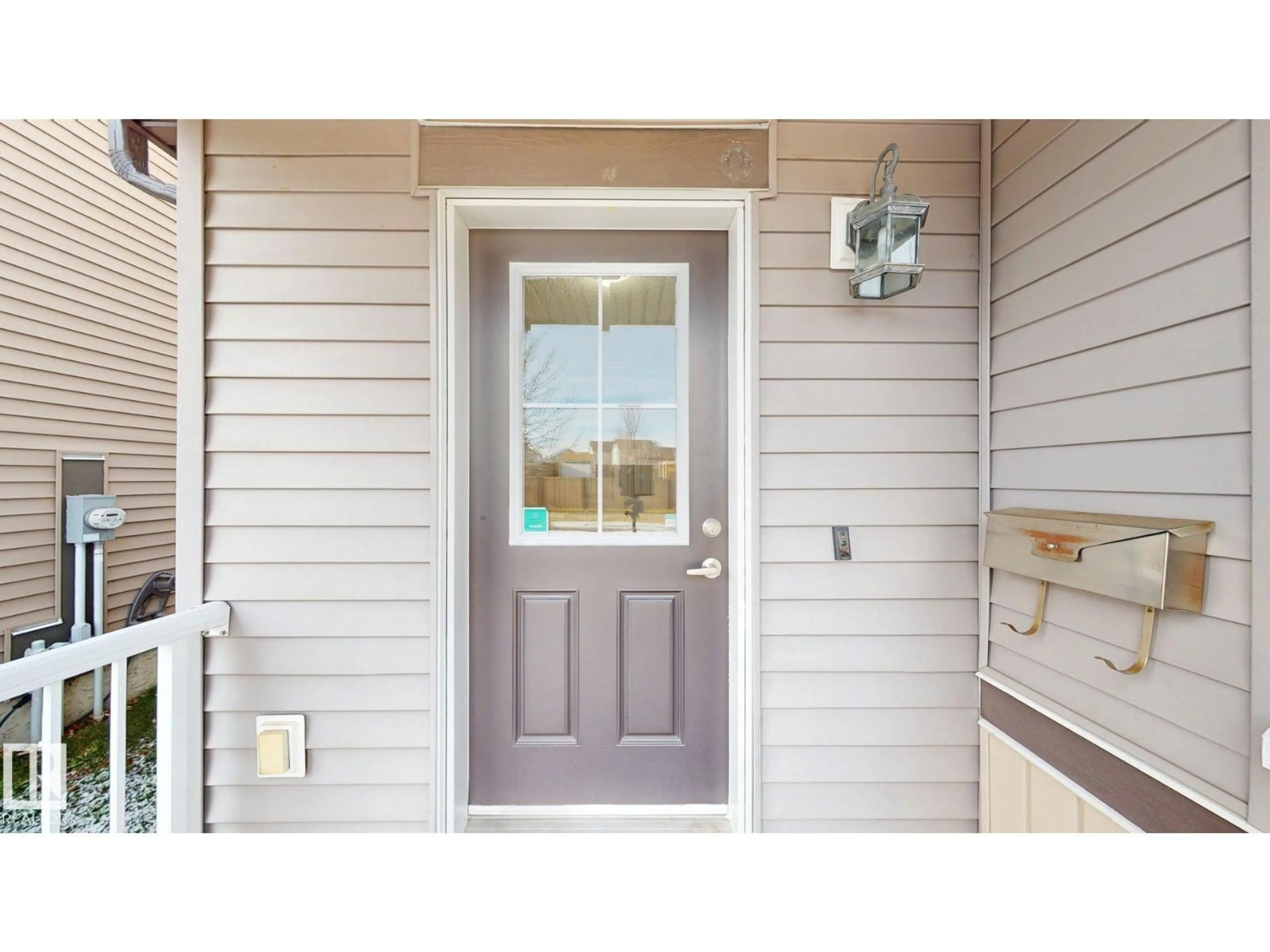 Indoor entryway for 1708 62 ST, Edmonton Alberta T6X0W2