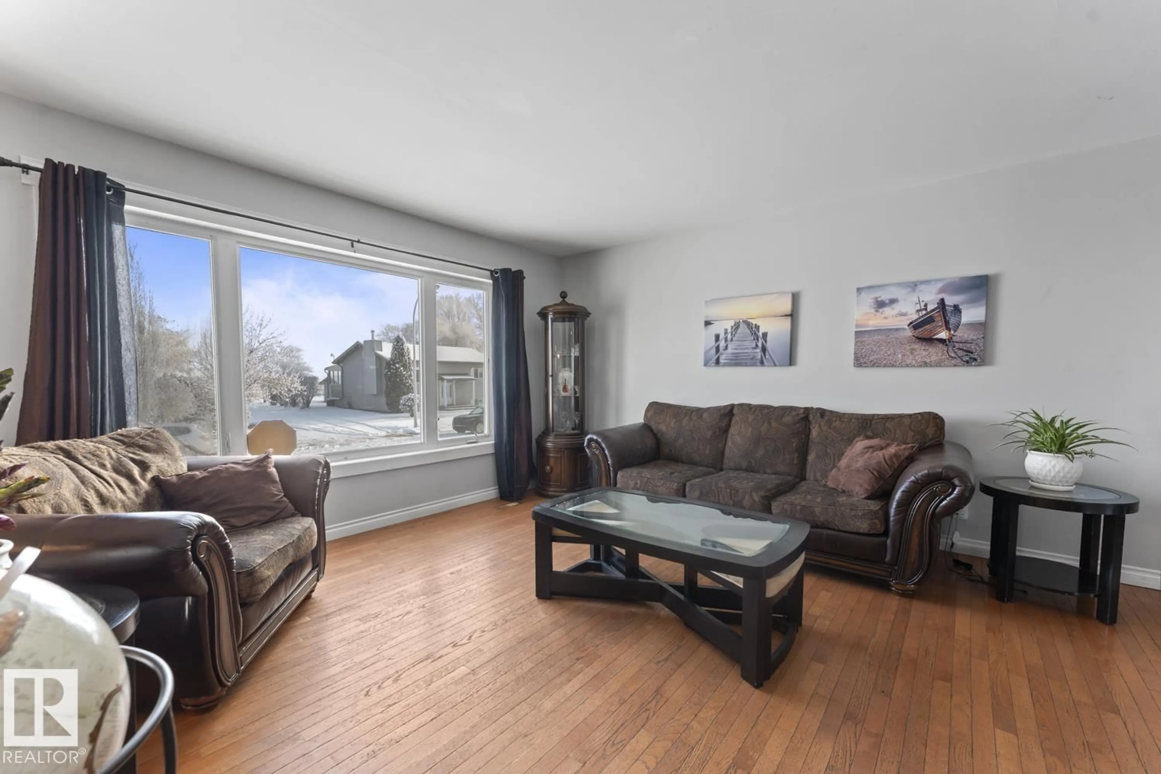 Living room with furniture, wood/laminate floor for 5026 49 ST, Fort Kent Alberta T0A1H0