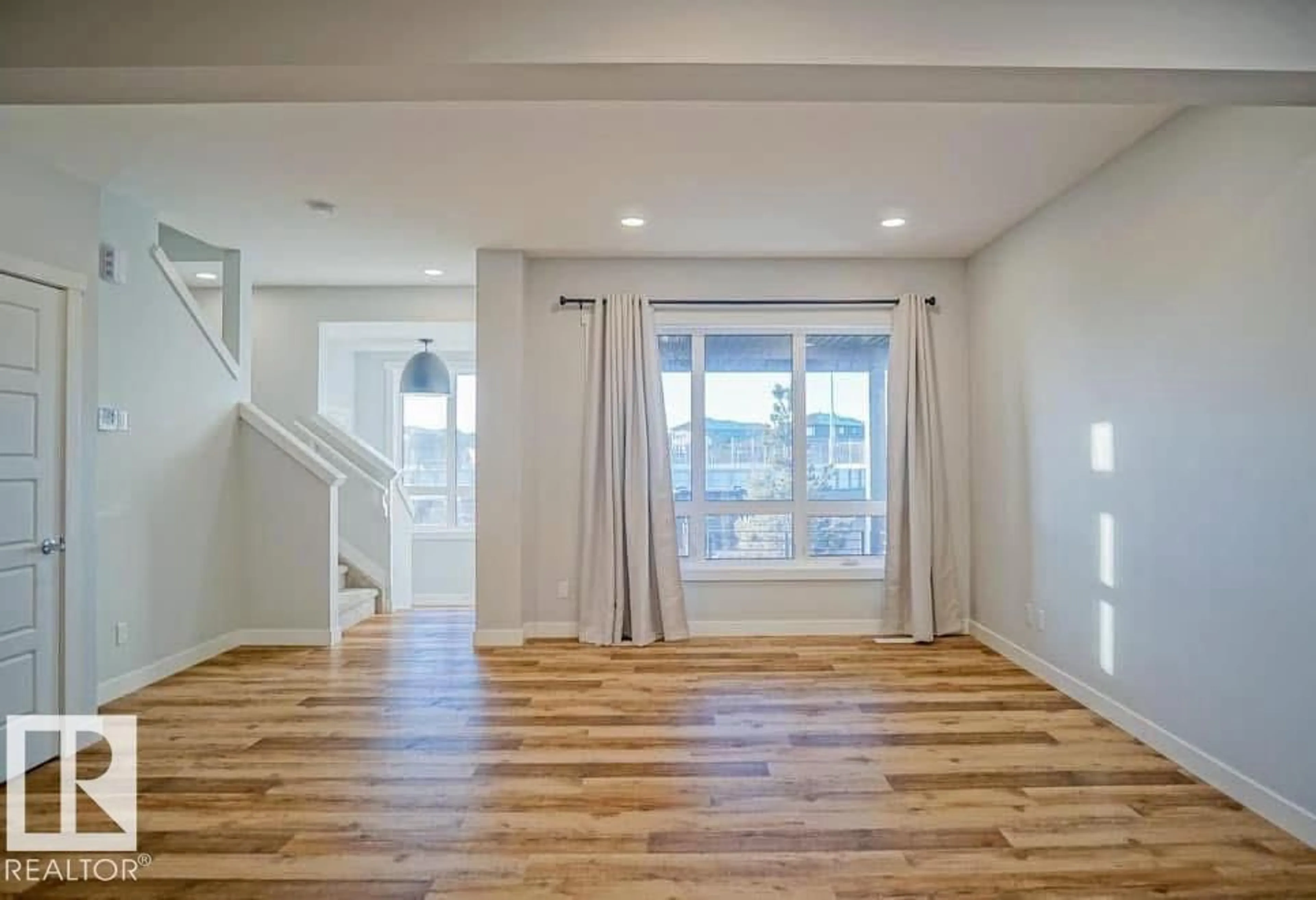 Indoor entryway for 75 GREENFIELD LI, Fort Saskatchewan Alberta T8L0Y1