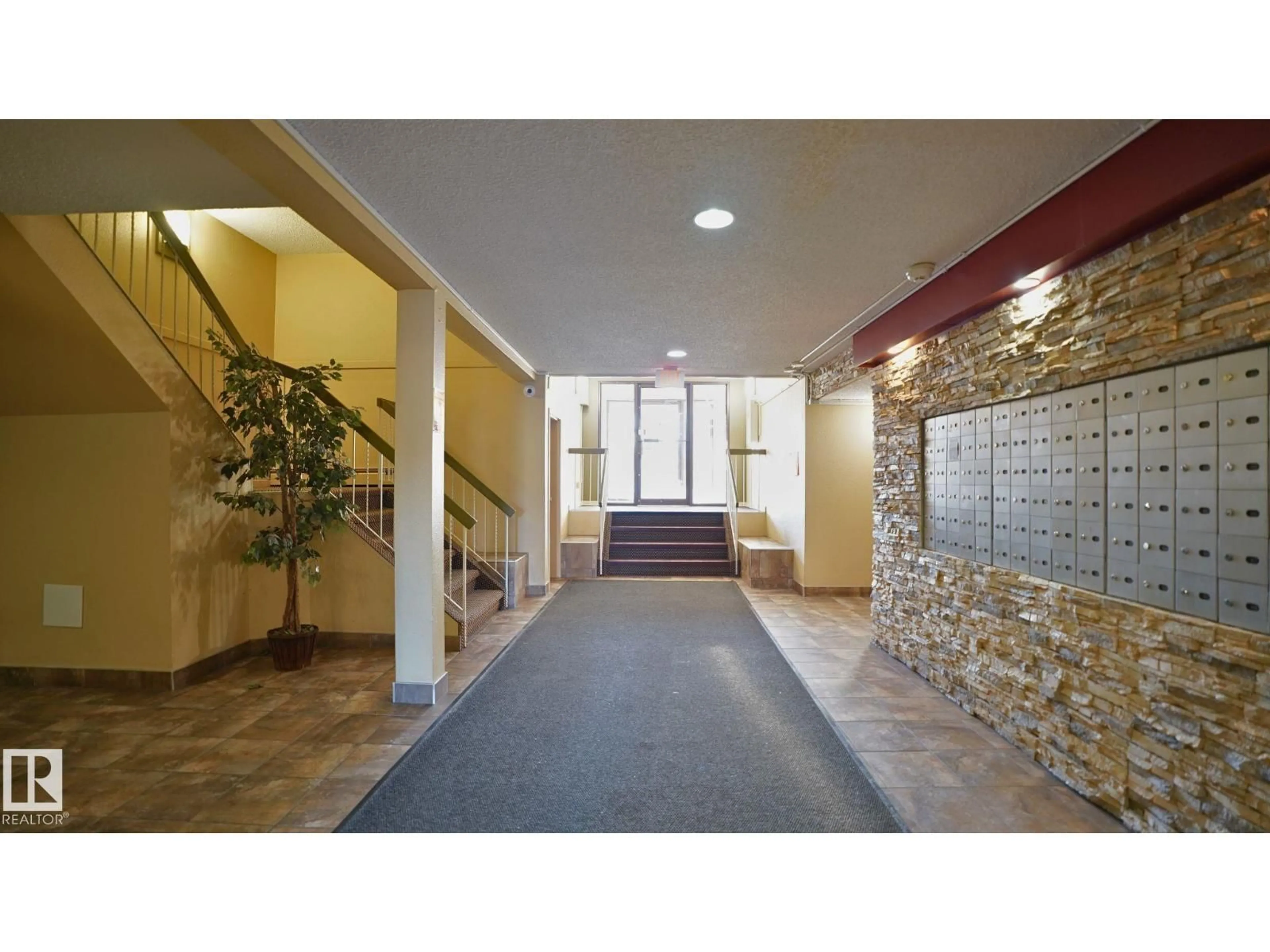 Indoor foyer for 404 - 3610 43 AV NW, Edmonton Alberta T6L5T2