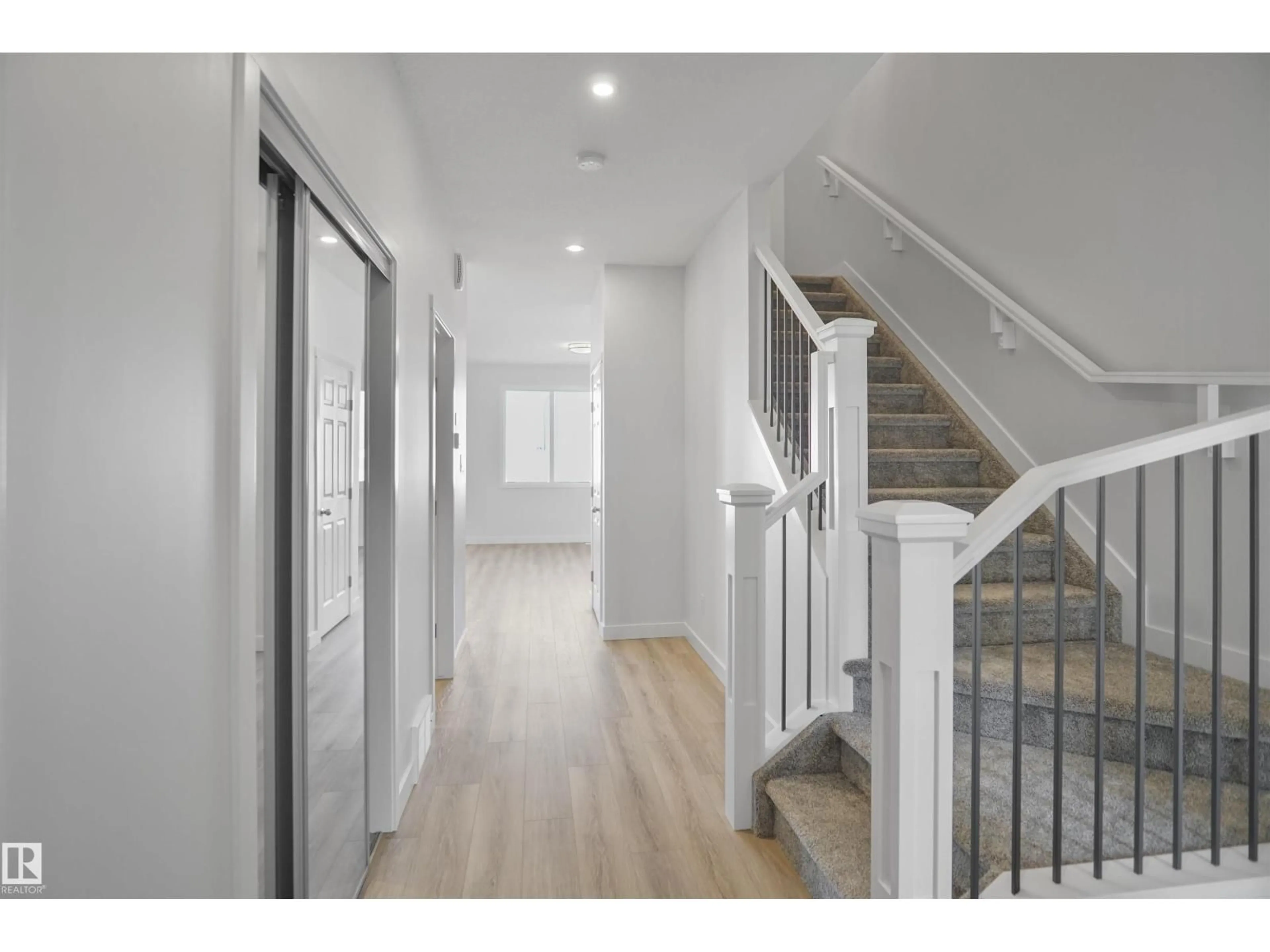 Indoor entryway for 17635 46 ST NW, Edmonton Alberta T5Y4B7