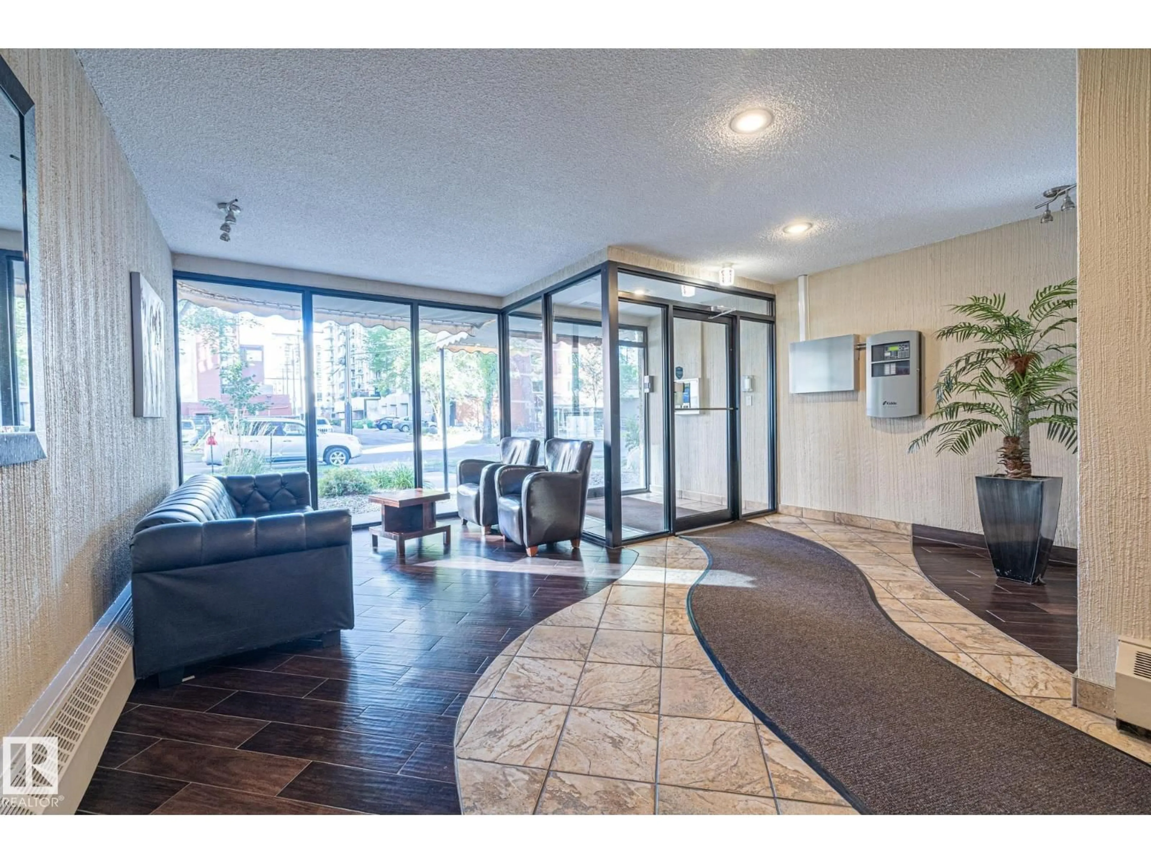 Indoor foyer for NW - 10015 119 ST, Edmonton Alberta T5K1Y7