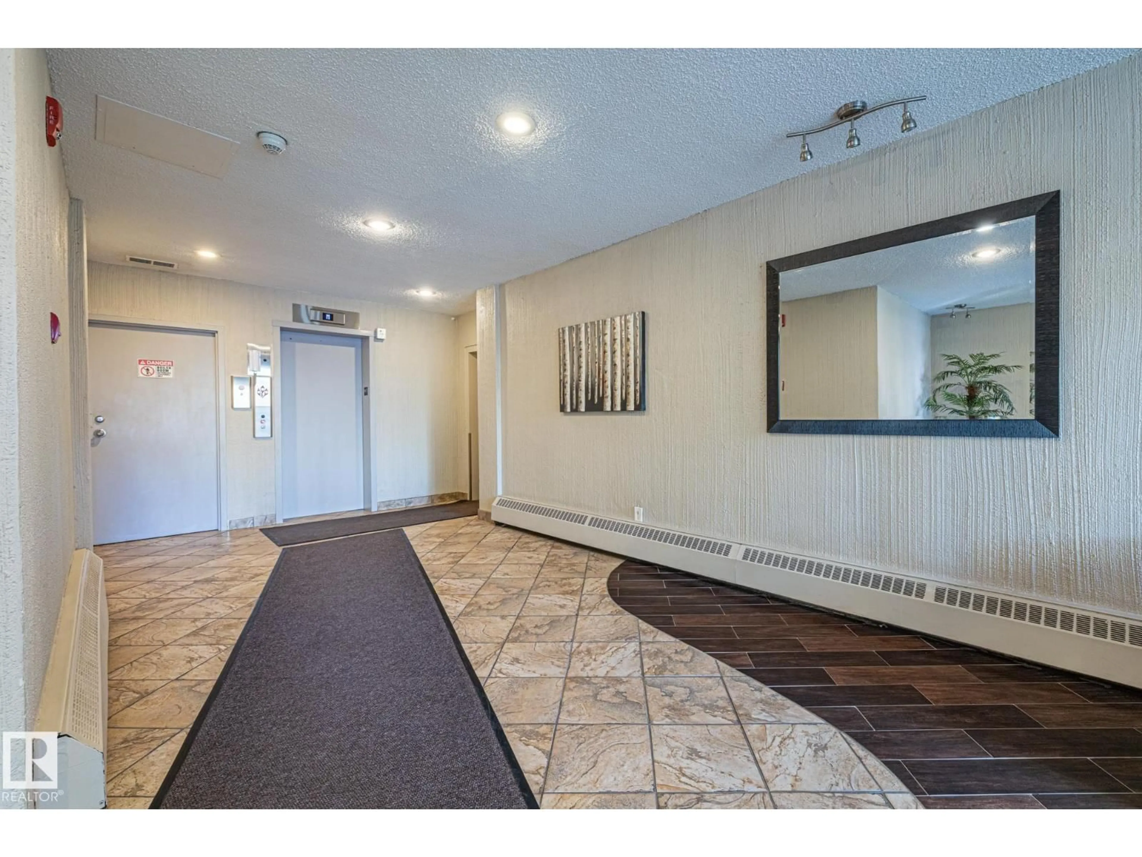 Indoor foyer for NW - 10015 119 ST, Edmonton Alberta T5K1Y7