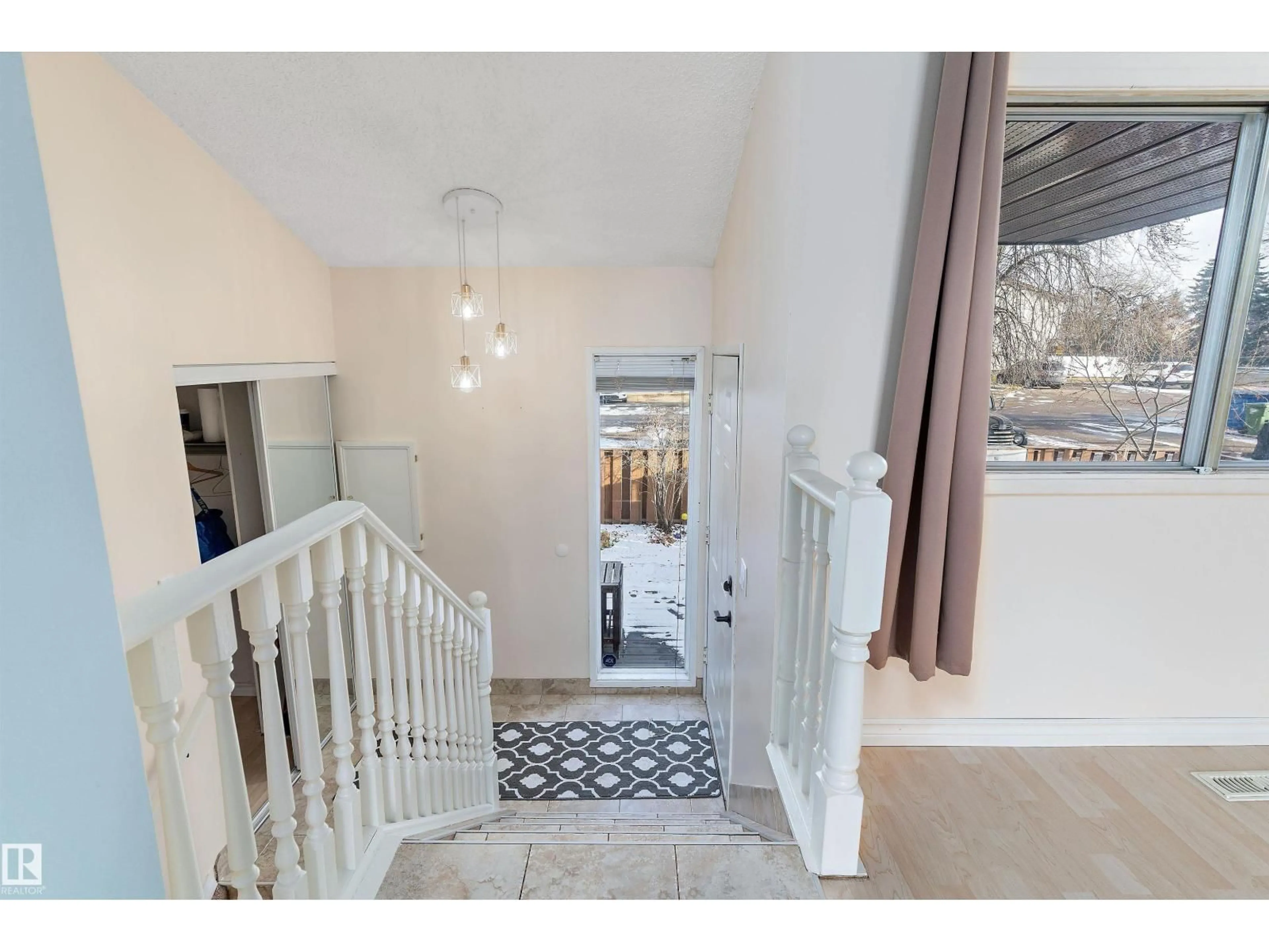 Indoor entryway for 3415 48 ST, Edmonton Alberta T6L3R2