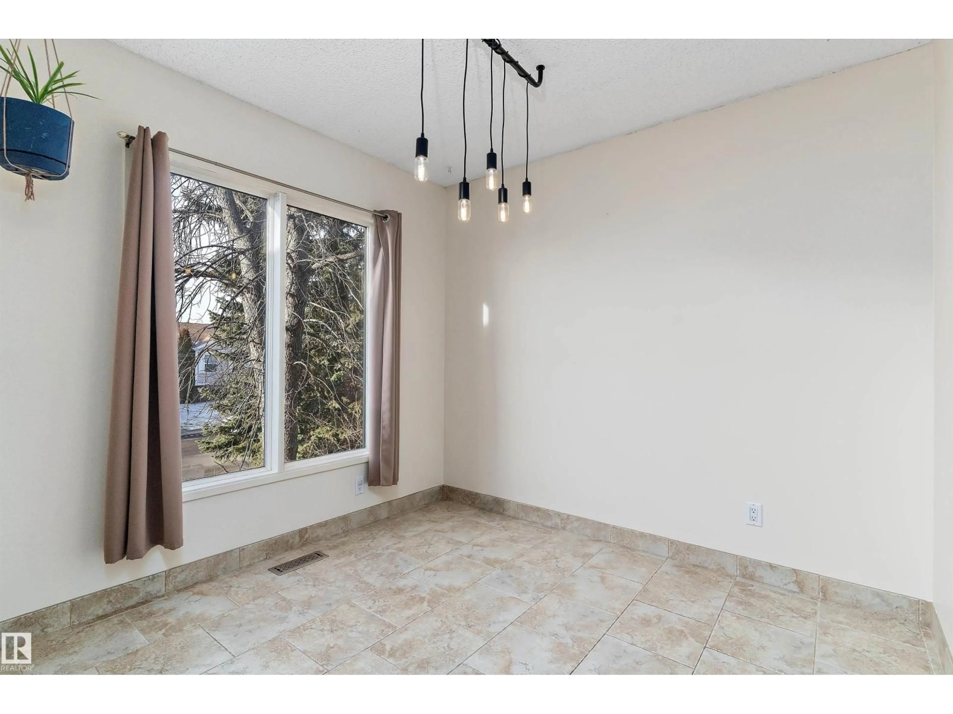 A pic of a room for 3415 48 ST, Edmonton Alberta T6L3R2