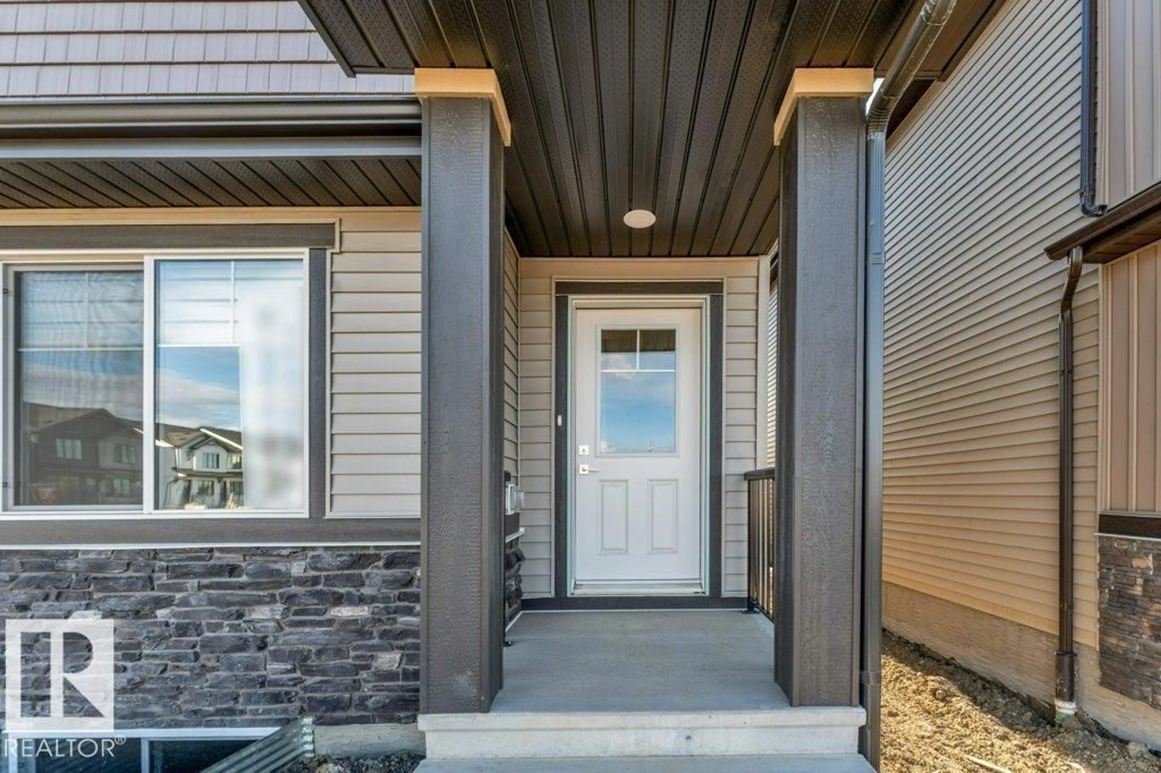 Indoor entryway for 1007 ASTER BV, Edmonton Alberta T6T2W8