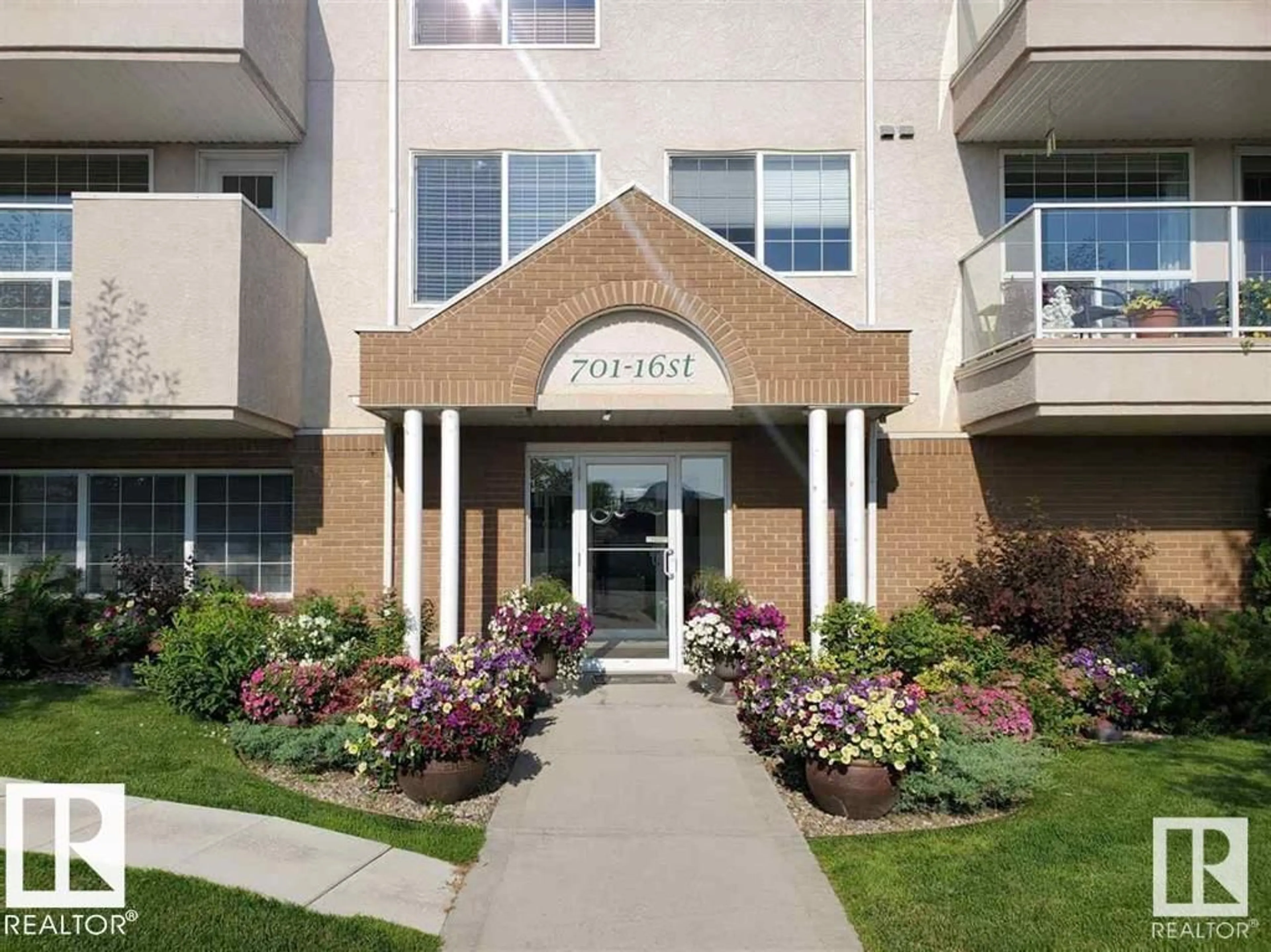 Indoor foyer for 203 - 701 16 ST, Cold Lake Alberta T9M0A3