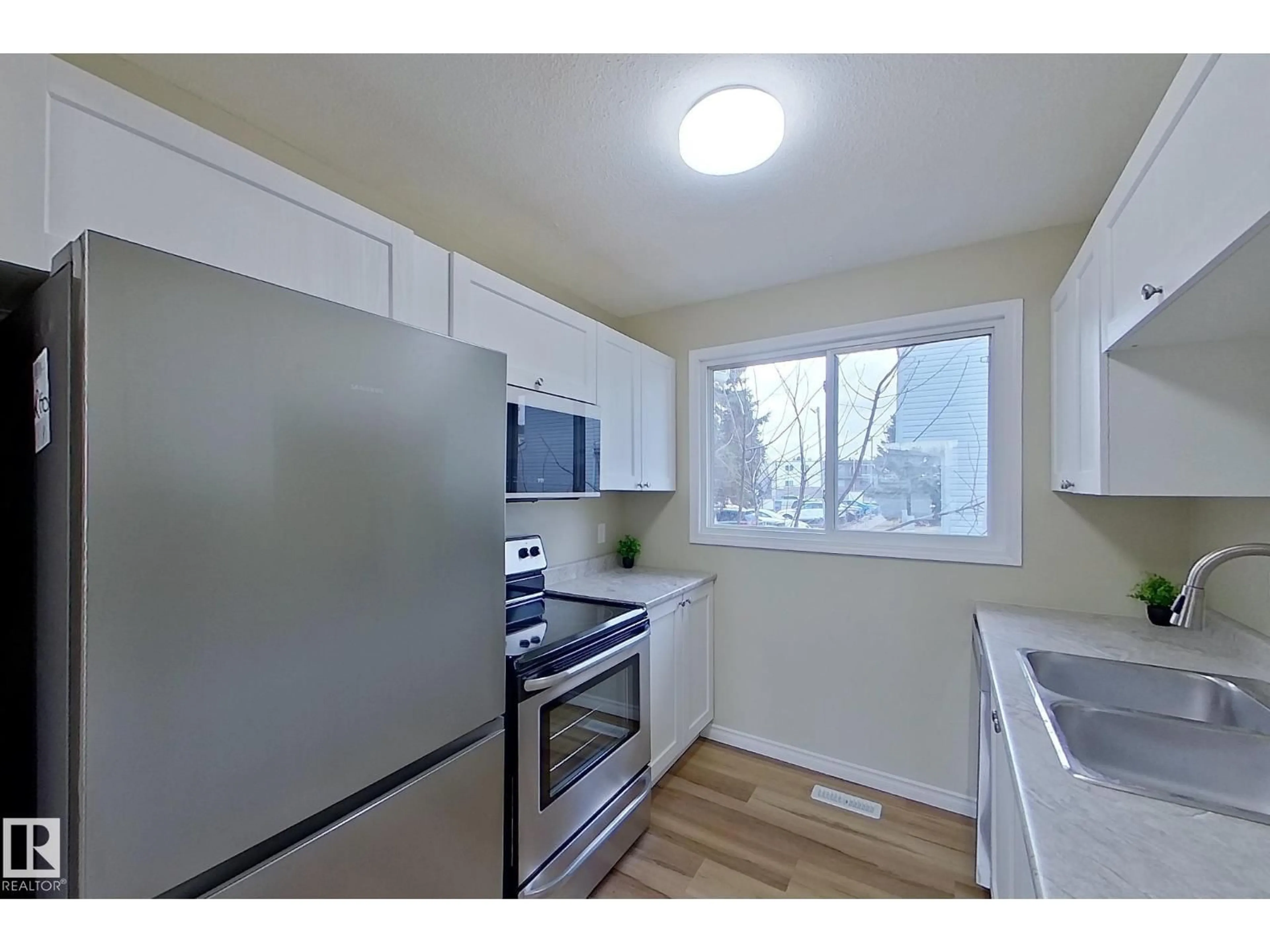 Standard kitchen, unknown for NW NW - 112 DICKINSFIELD CO, Edmonton Alberta T5E5V8