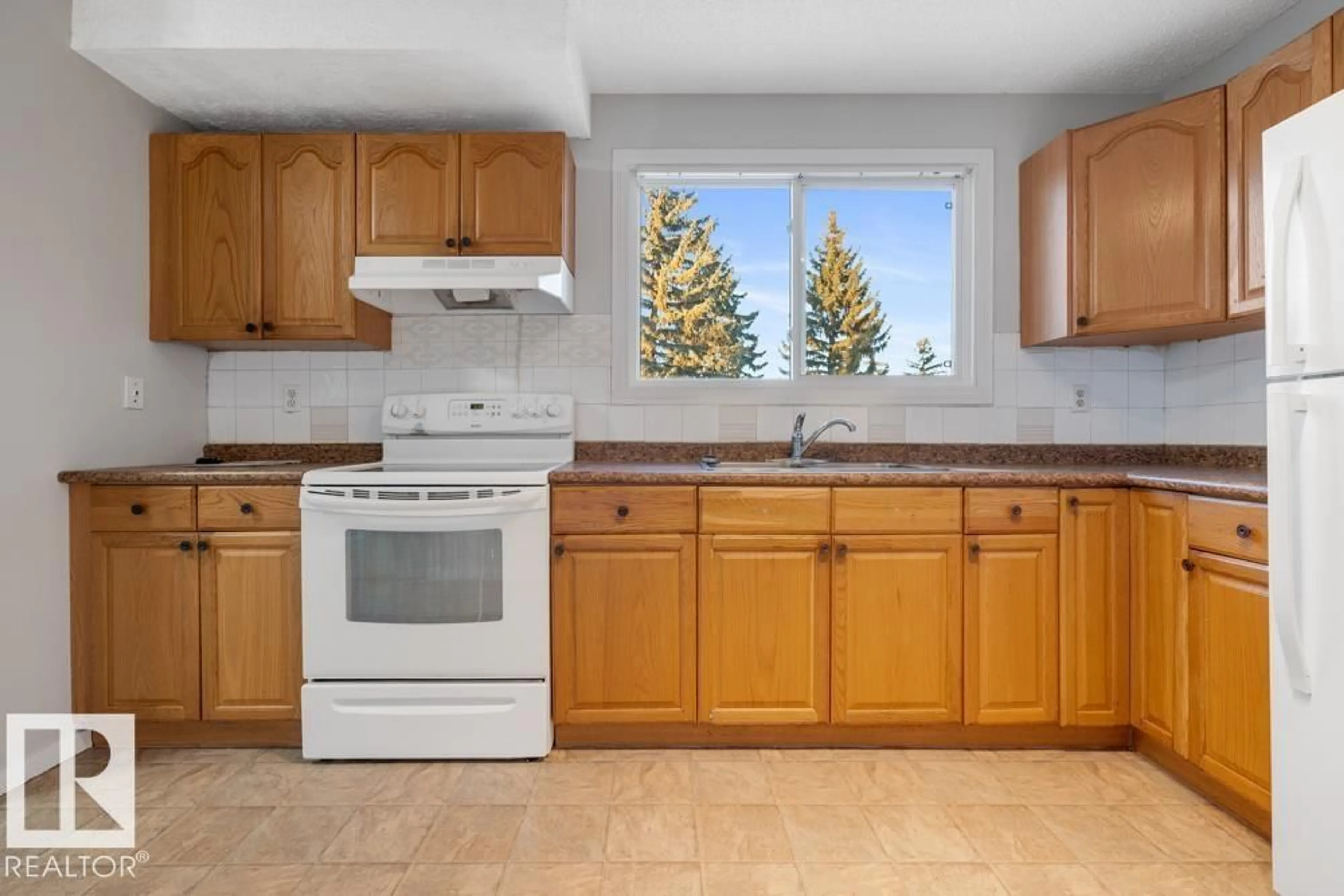 Standard kitchen, ceramic/tile floor for 743 CLAREVIEW RD, Edmonton Alberta T5A3S6