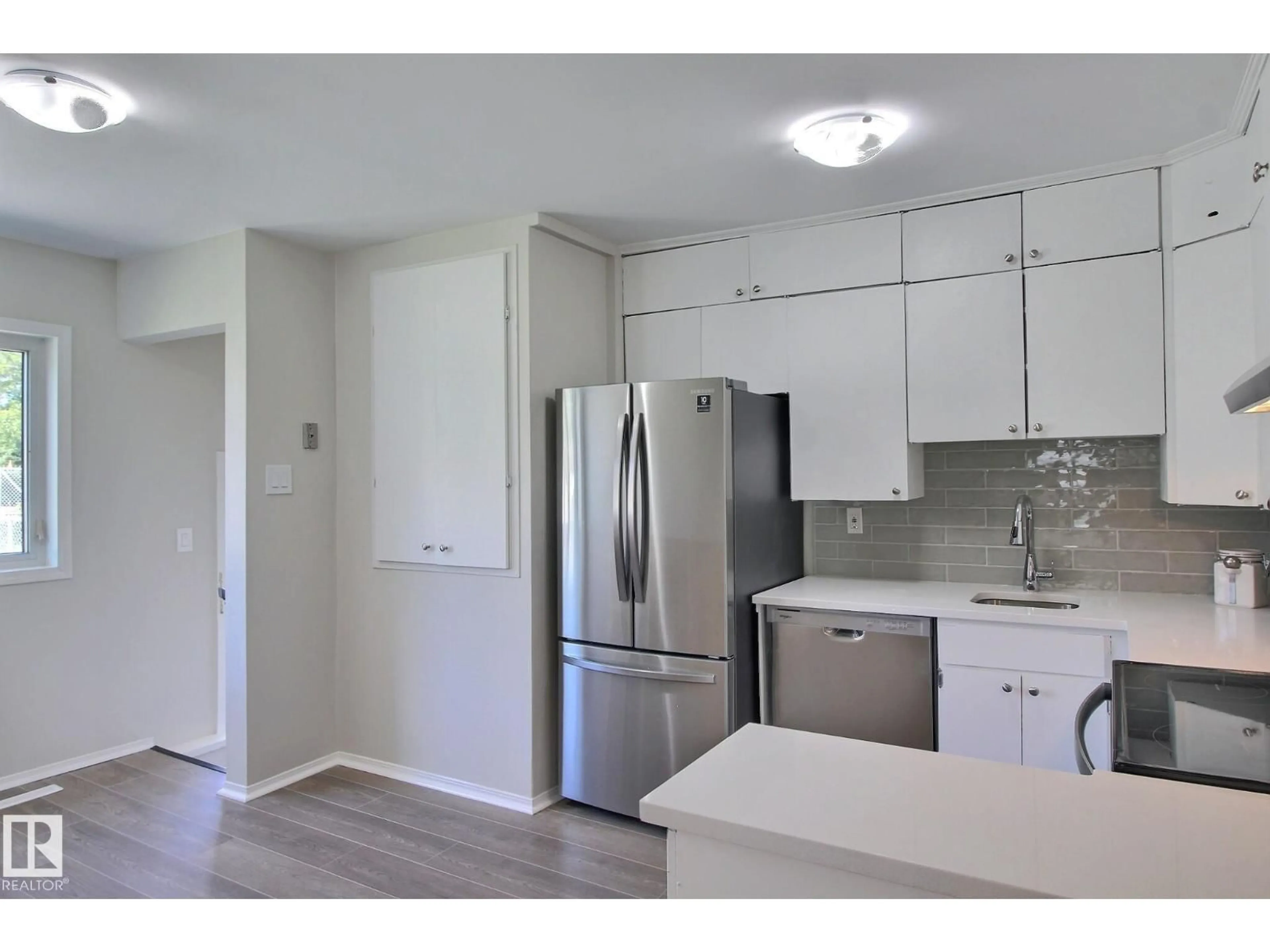 Standard kitchen, wood/laminate floor for 11512 67 ST, Edmonton Alberta T5B1L7