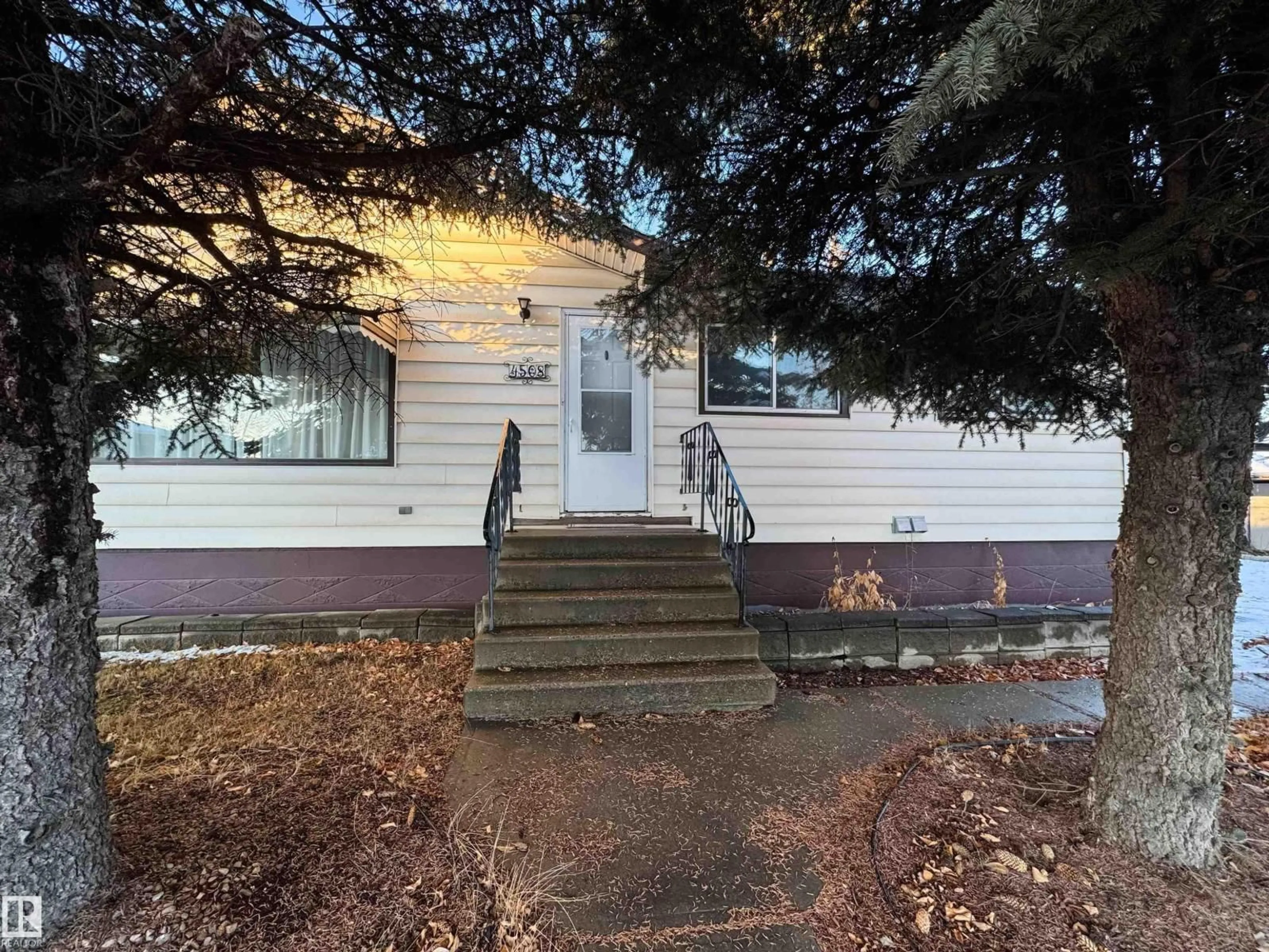 Home with vinyl exterior material, street for 4508 50 AV, Drayton Valley Alberta T7A1C6