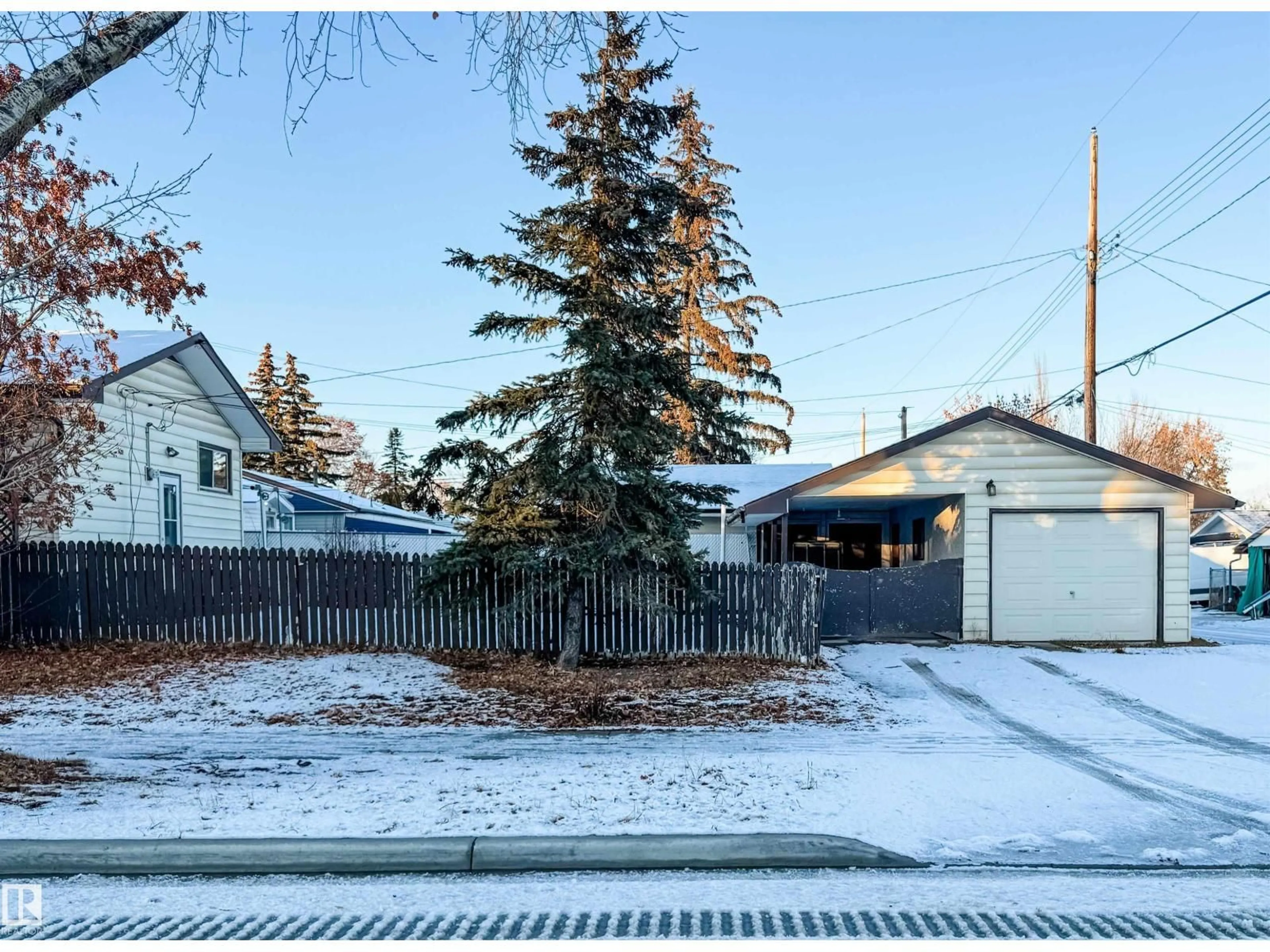 A pic from outside/outdoor area/front of a property/back of a property/a pic from drone, street for 4508 50 AV, Drayton Valley Alberta T7A1C6