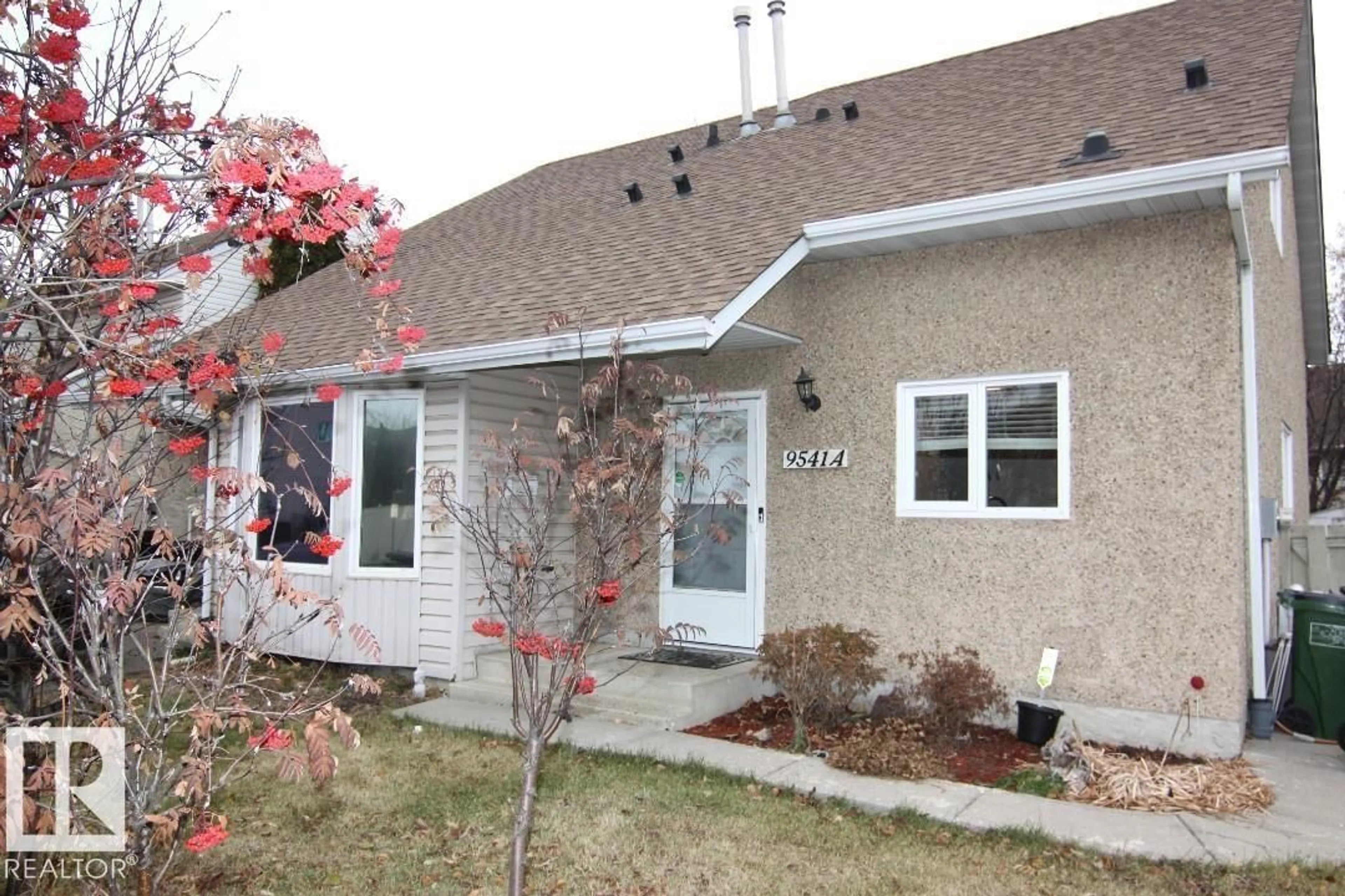 Home with vinyl exterior material, unknown for NW - 9541A 180A ST, Edmonton Alberta T5T2Z4