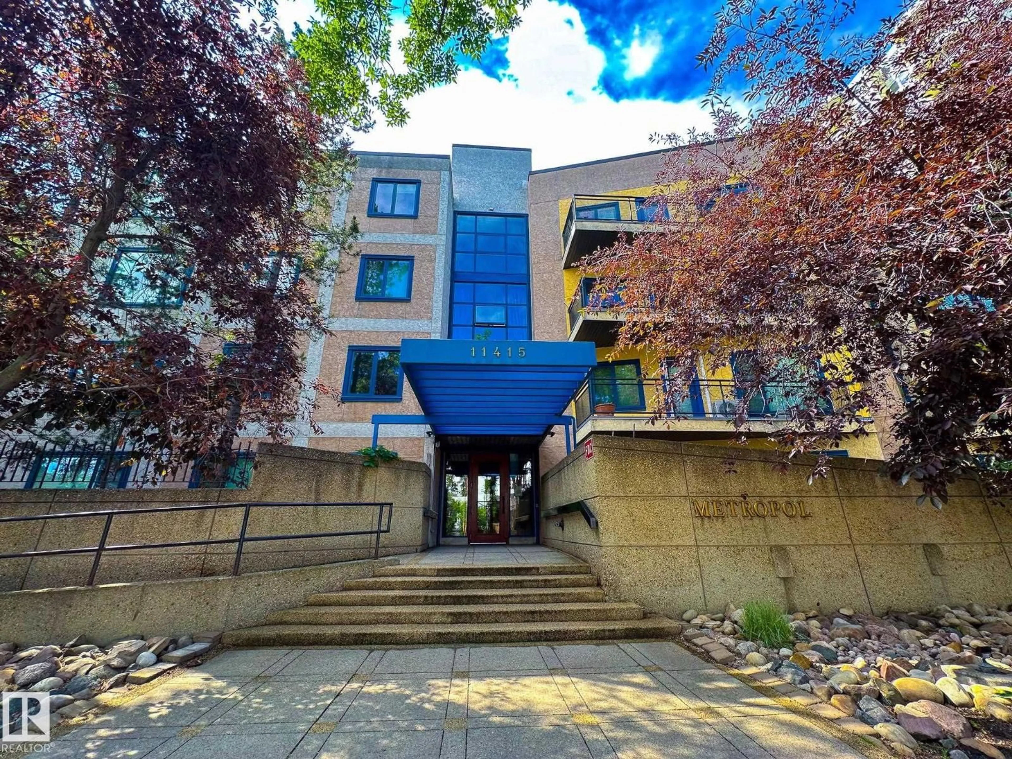 Indoor foyer for 105 - 11415 100 AV, Edmonton Alberta T5K0J5