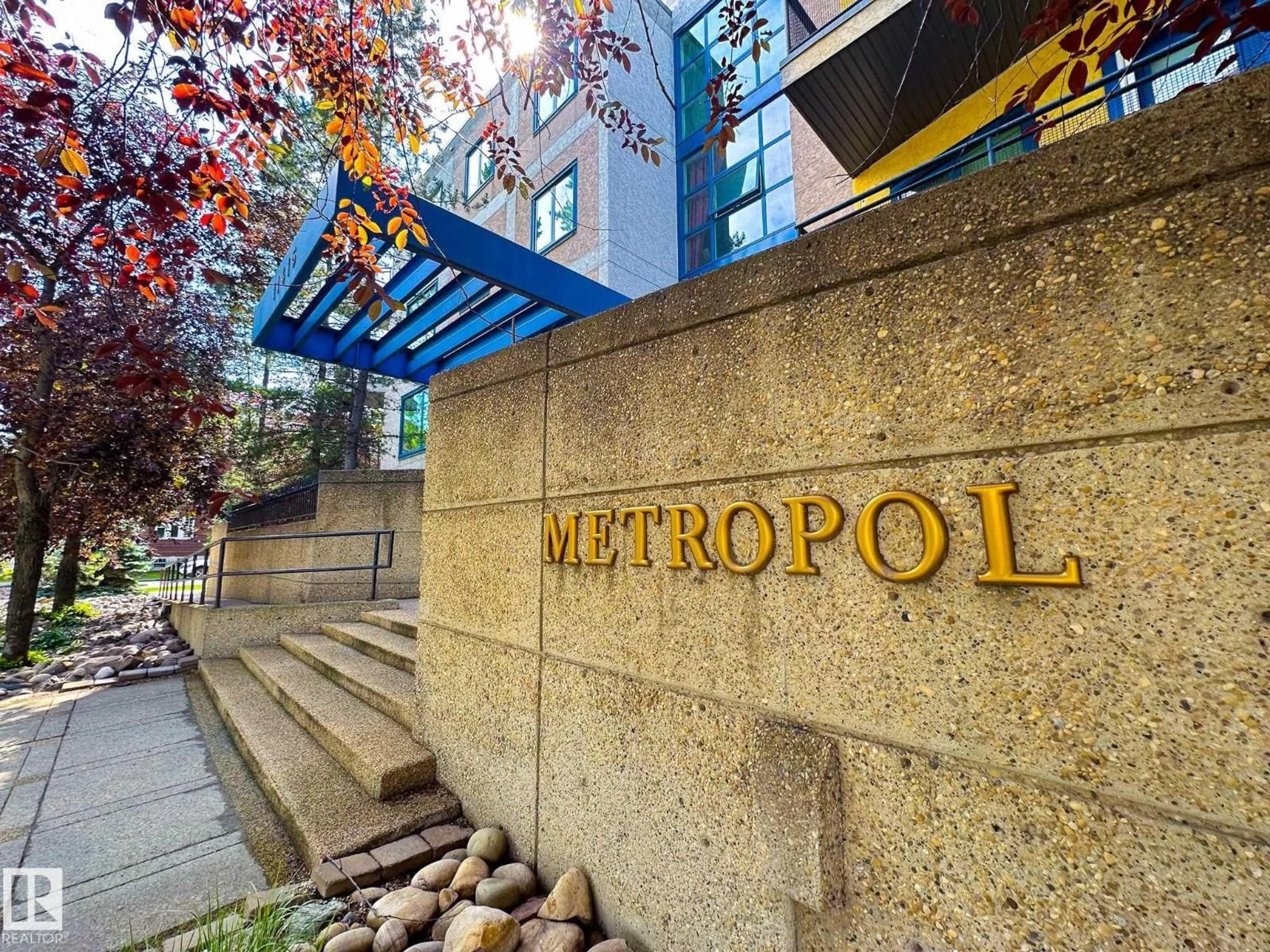 Indoor foyer for 105 - 11415 100 AV, Edmonton Alberta T5K0J5