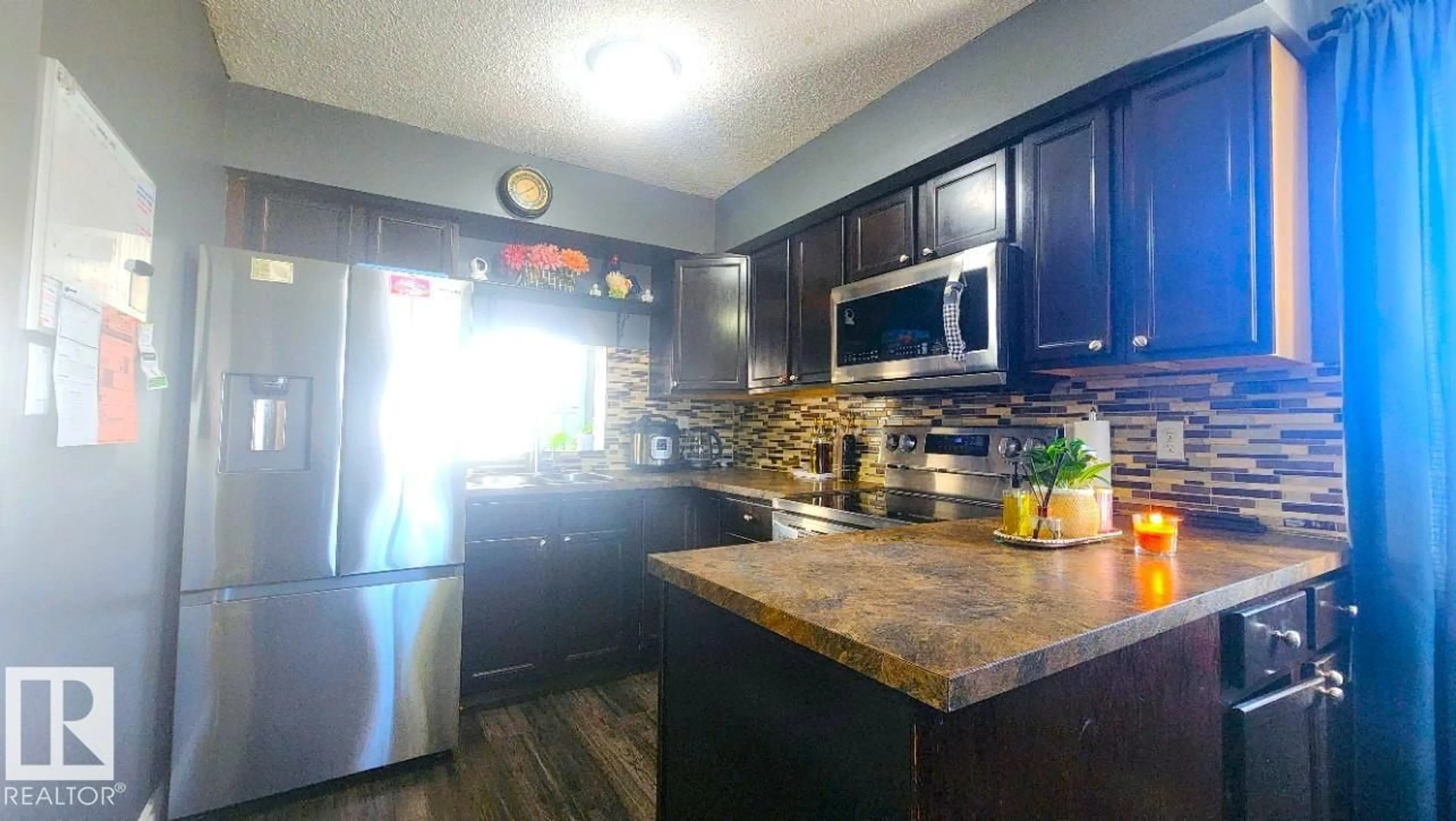 Standard kitchen, wood/laminate floor for 277 GRANDIN VG, St. Albert Alberta T8N2R6