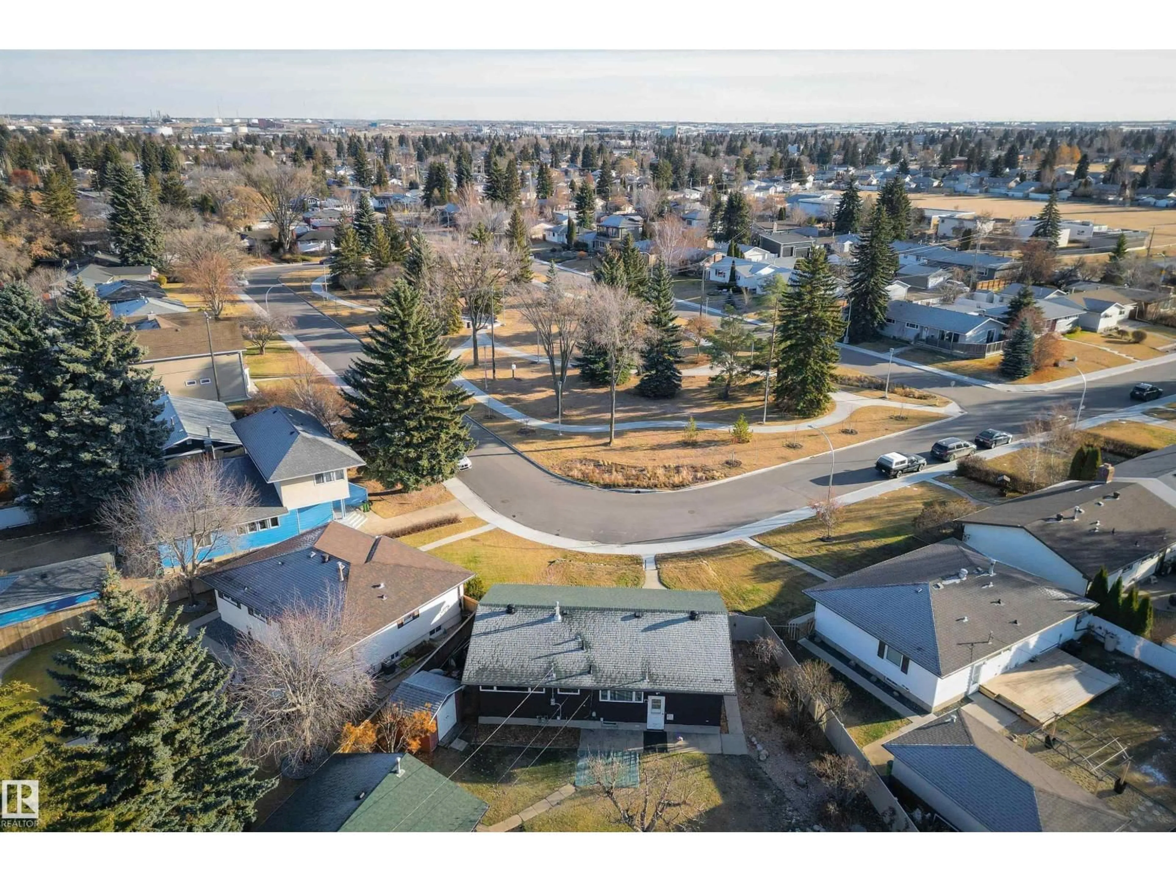 A pic from outside/outdoor area/front of a property/back of a property/a pic from drone, unknown for 9648 74 ST NW, Edmonton Alberta T6B2B9