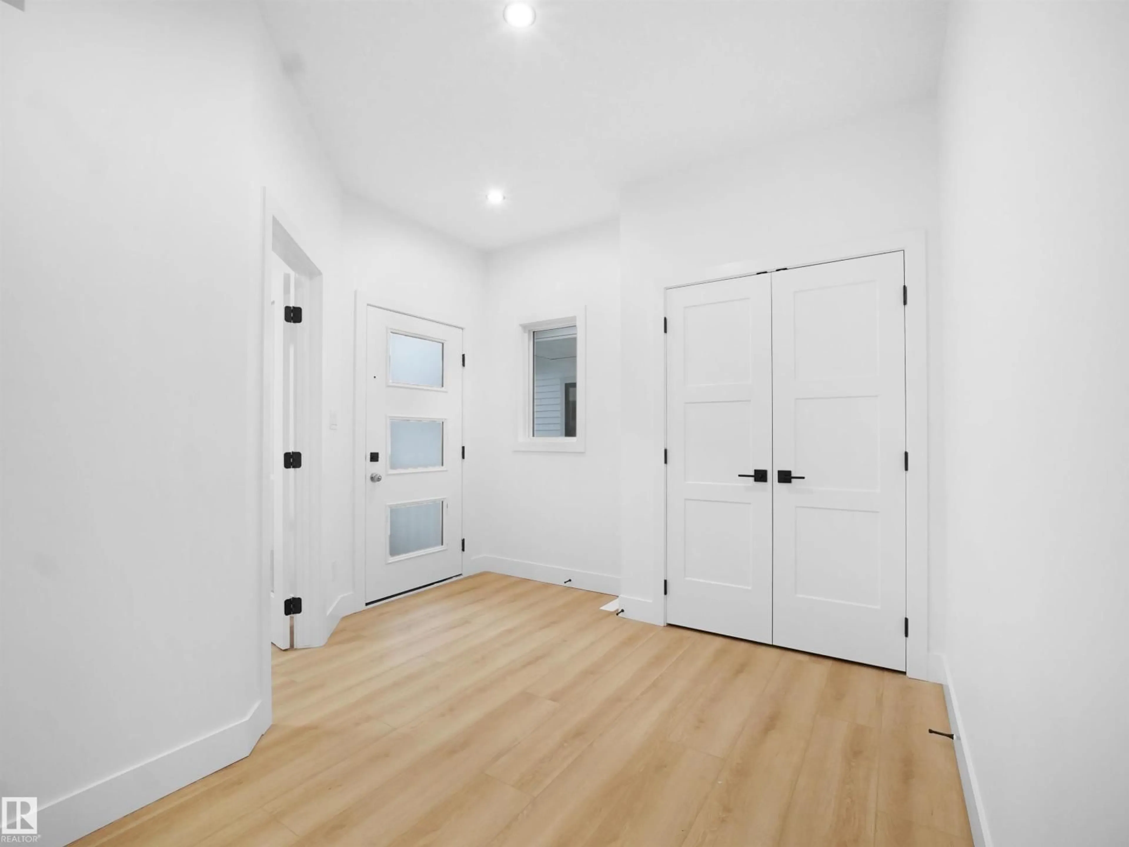 Indoor entryway for 6811 171 AV, Edmonton Alberta T5Z0W3