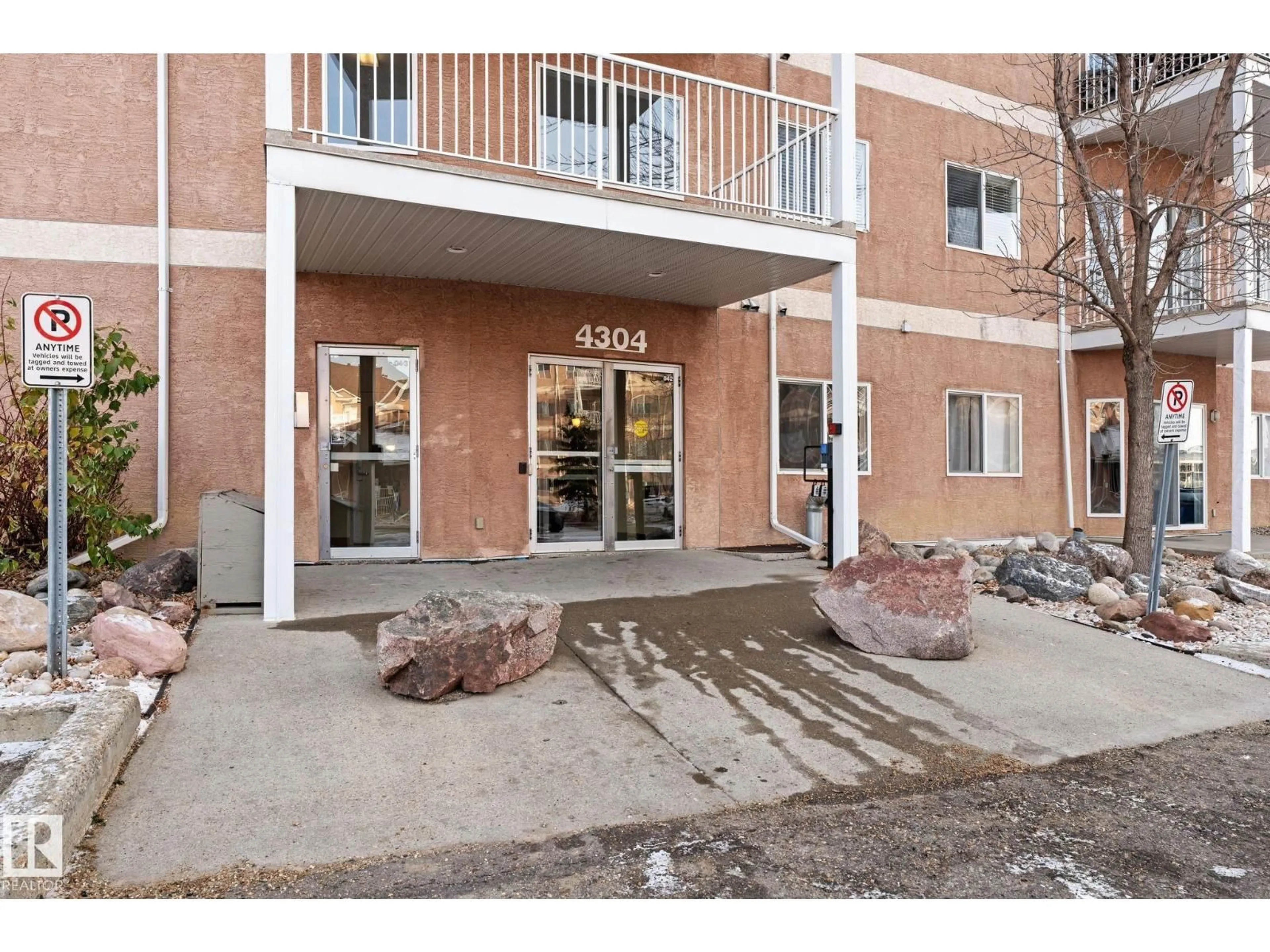 Indoor foyer for #324 - 4304 139 AV, Edmonton Alberta T5Y0H6