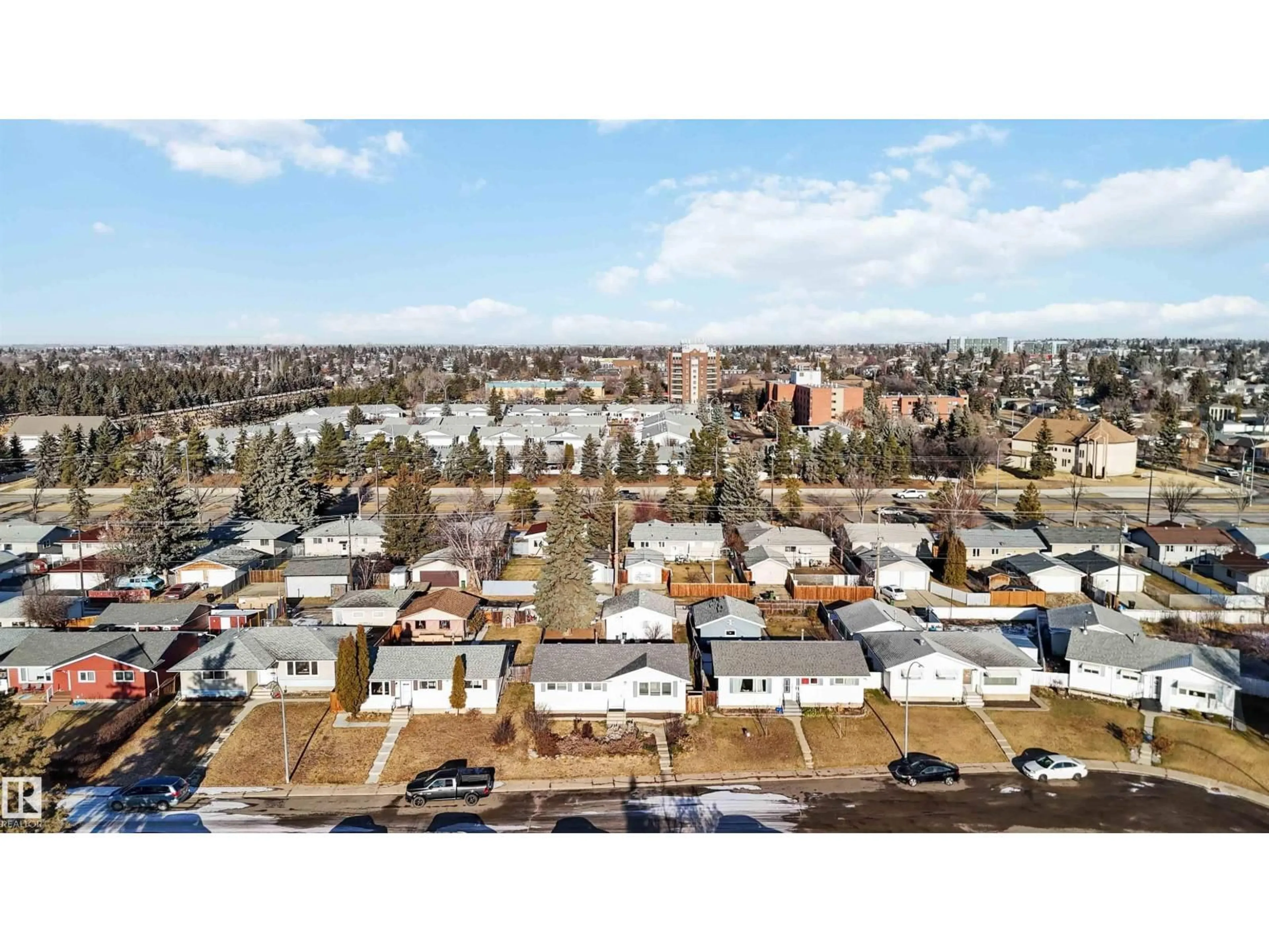 A pic from outside/outdoor area/front of a property/back of a property/a pic from drone, unknown for 7516 136 AV, Edmonton Alberta T5C2K5