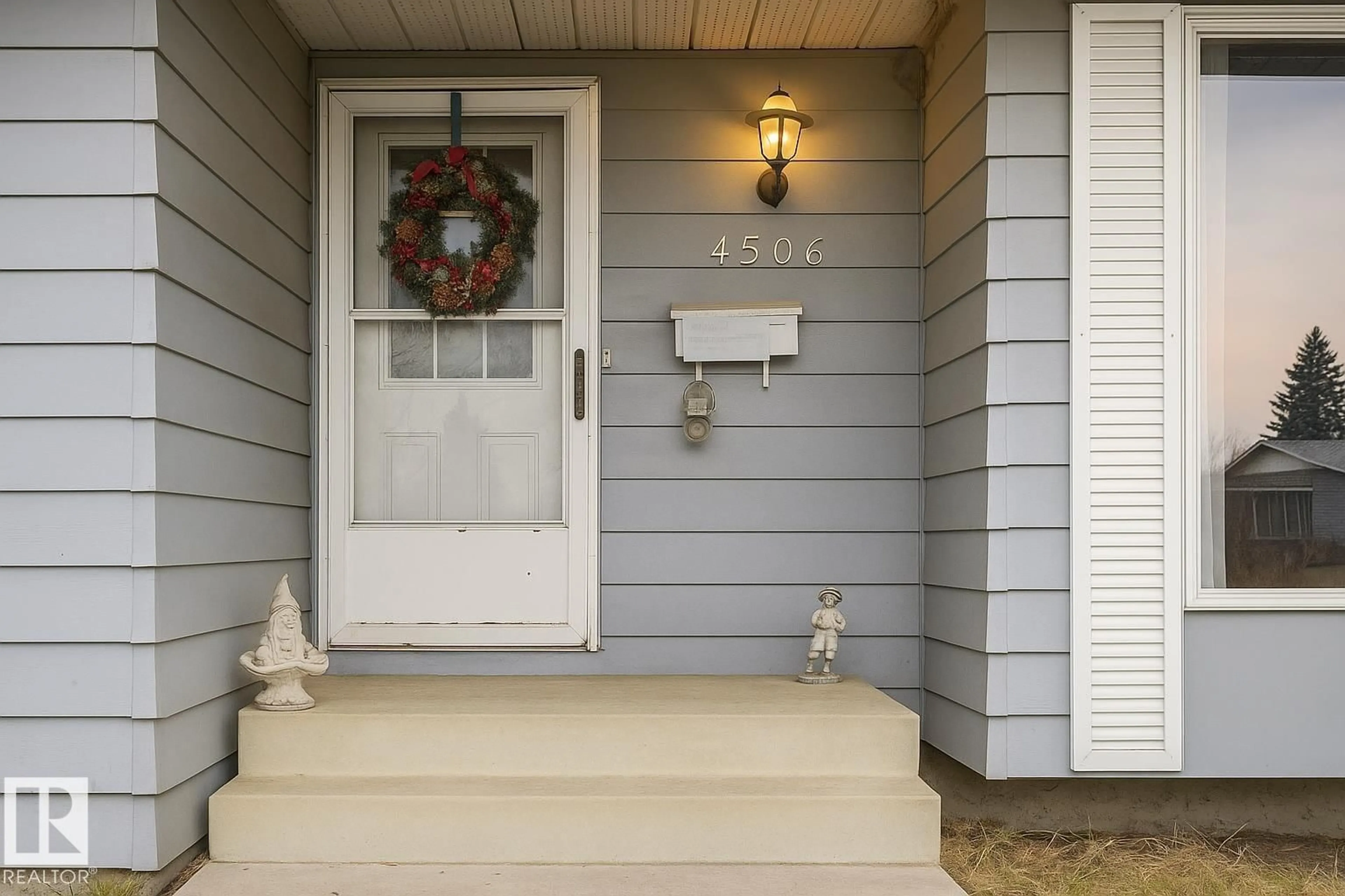 Indoor entryway for 4506 48 S, Gibbons Alberta T0A1N0
