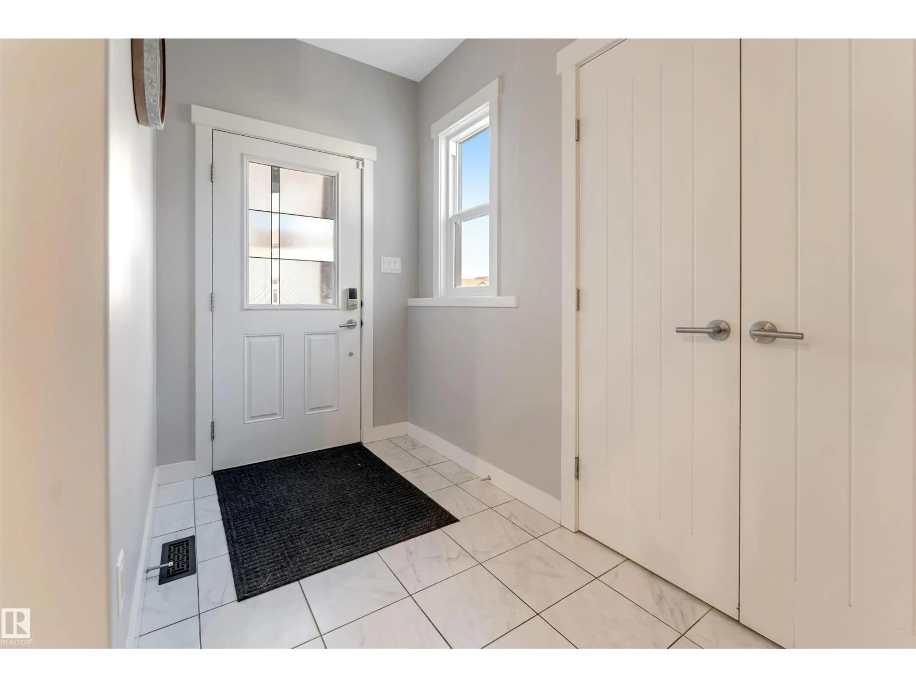 Indoor entryway for 811 35 AV, Edmonton Alberta T6T1A3