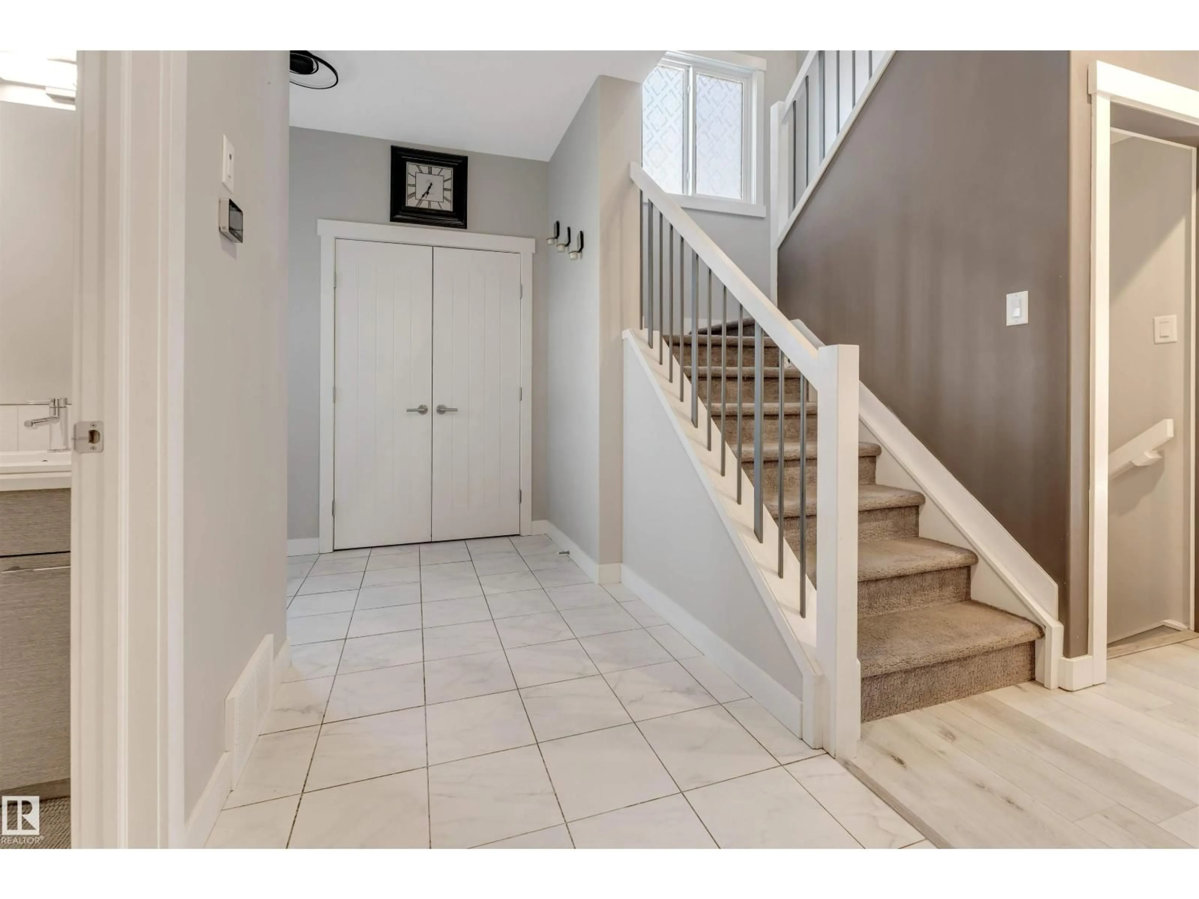 Indoor entryway for 811 35 AV, Edmonton Alberta T6T1A3