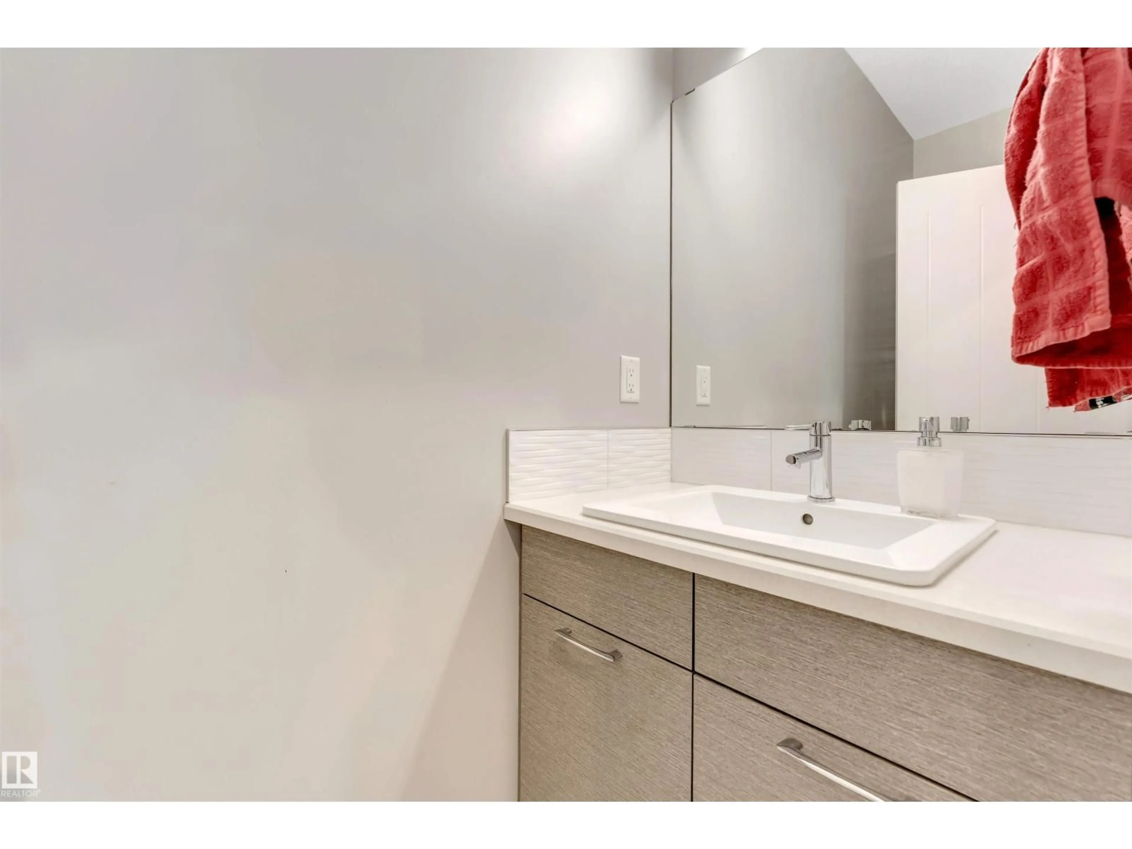 Standard bathroom, unknown for 811 35 AV, Edmonton Alberta T6T1A3