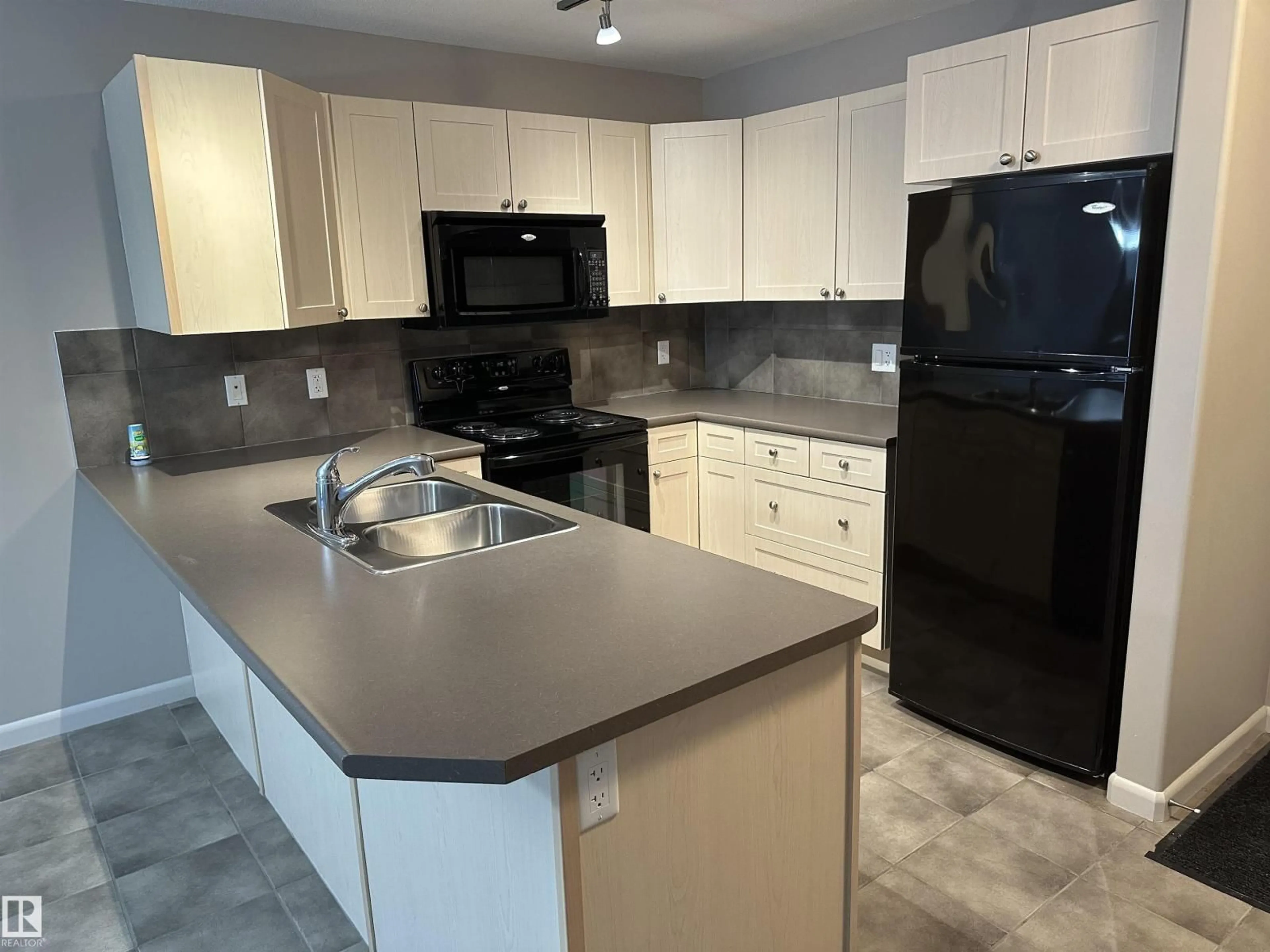 Standard kitchen, ceramic/tile floor for 400 - 336 PALISADES WY, Sherwood Park Alberta T8H2T9