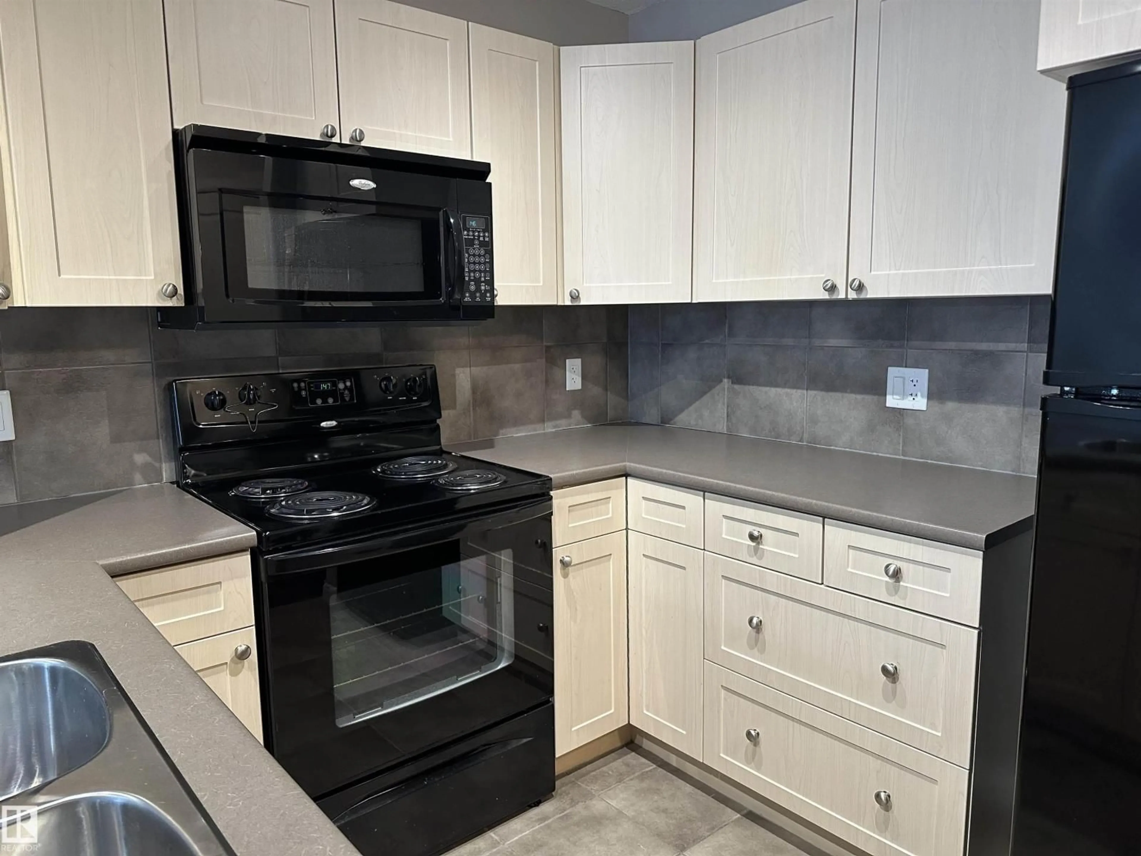 Standard kitchen, ceramic/tile floor for 400 - 336 PALISADES WY, Sherwood Park Alberta T8H2T9