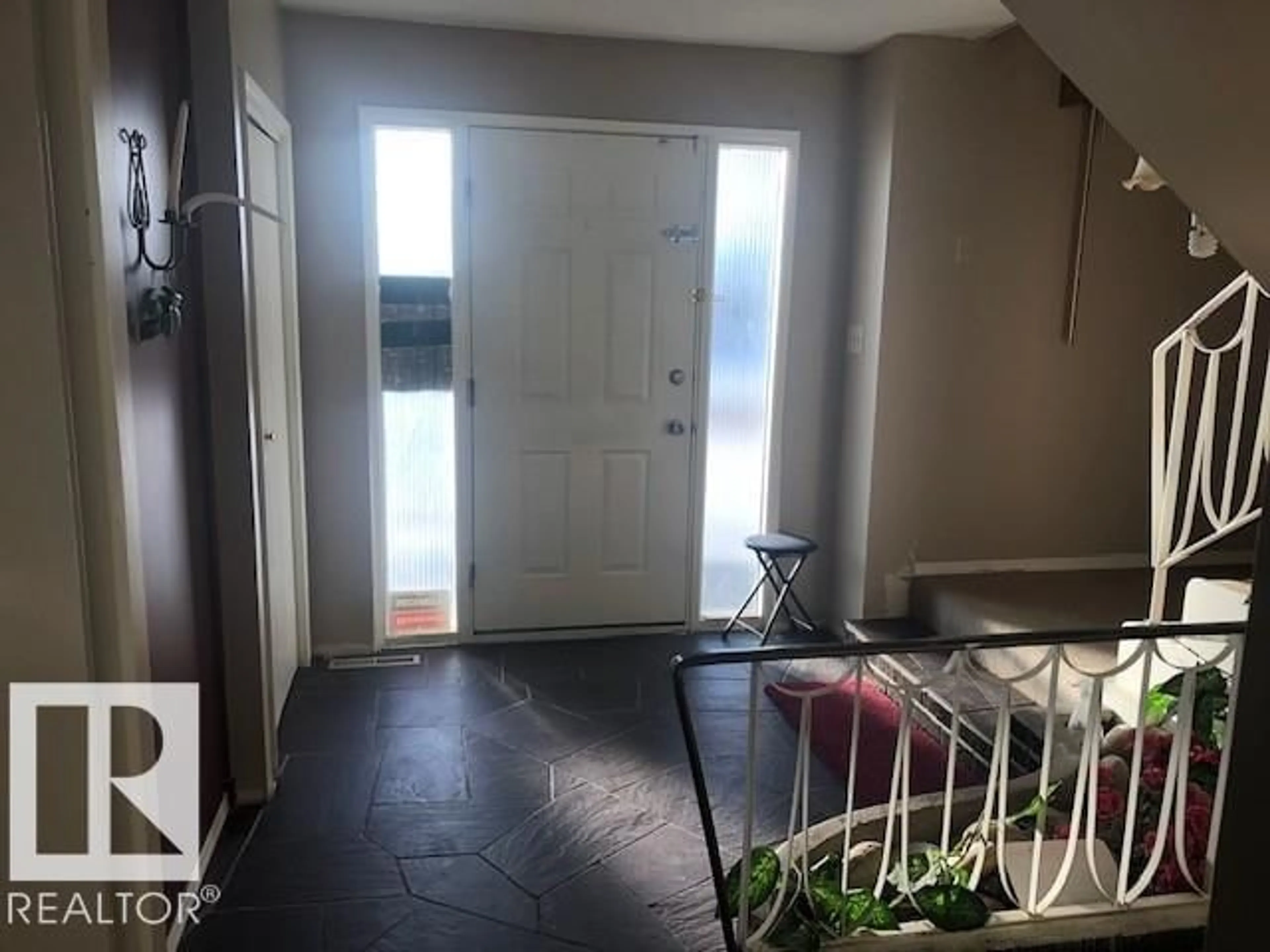 Indoor entryway for 4213 42 AV, Innisfail Alberta T4G1Y1