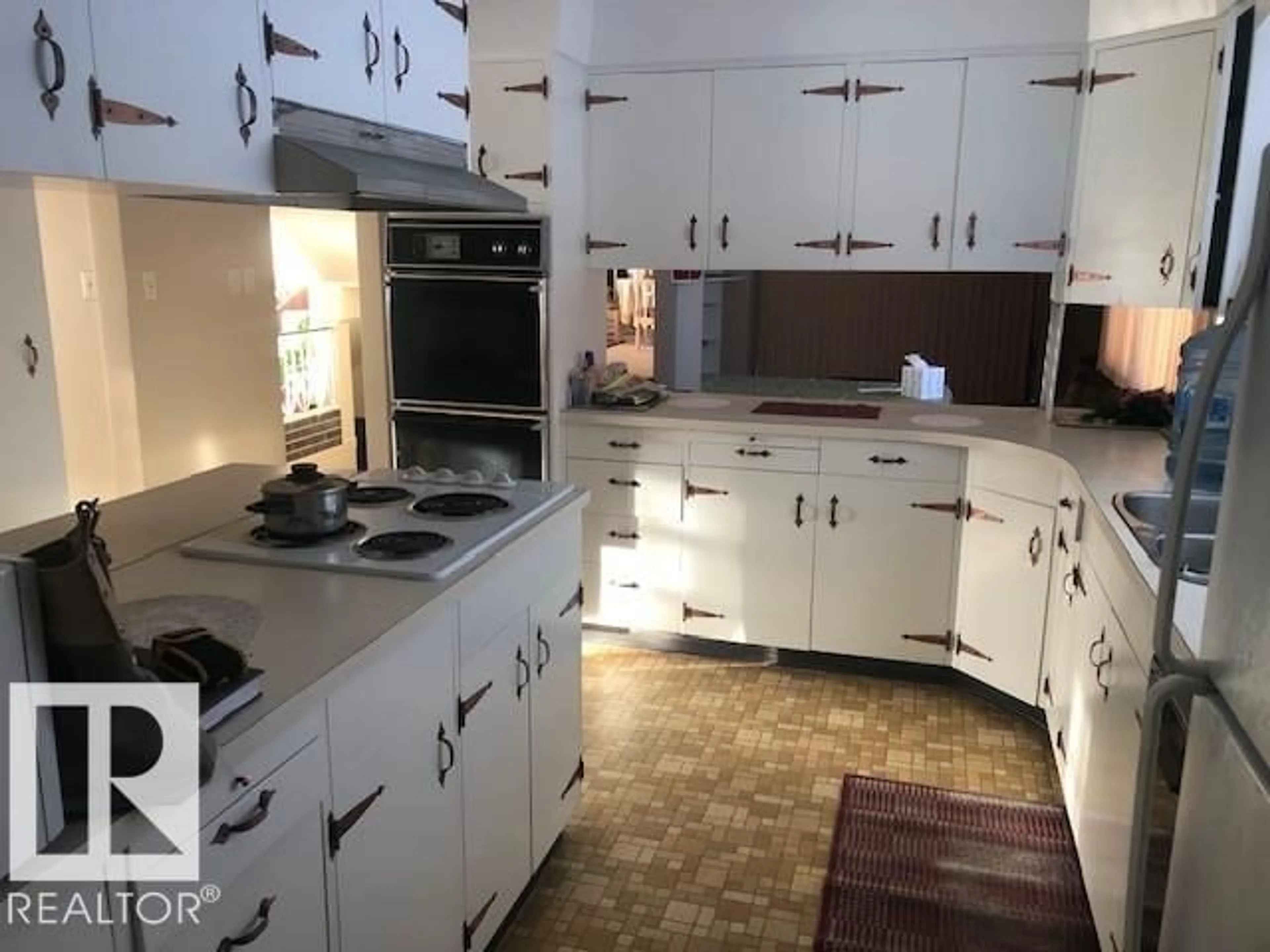 Standard kitchen, unknown for 4213 42 AV, Innisfail Alberta T4G1Y1