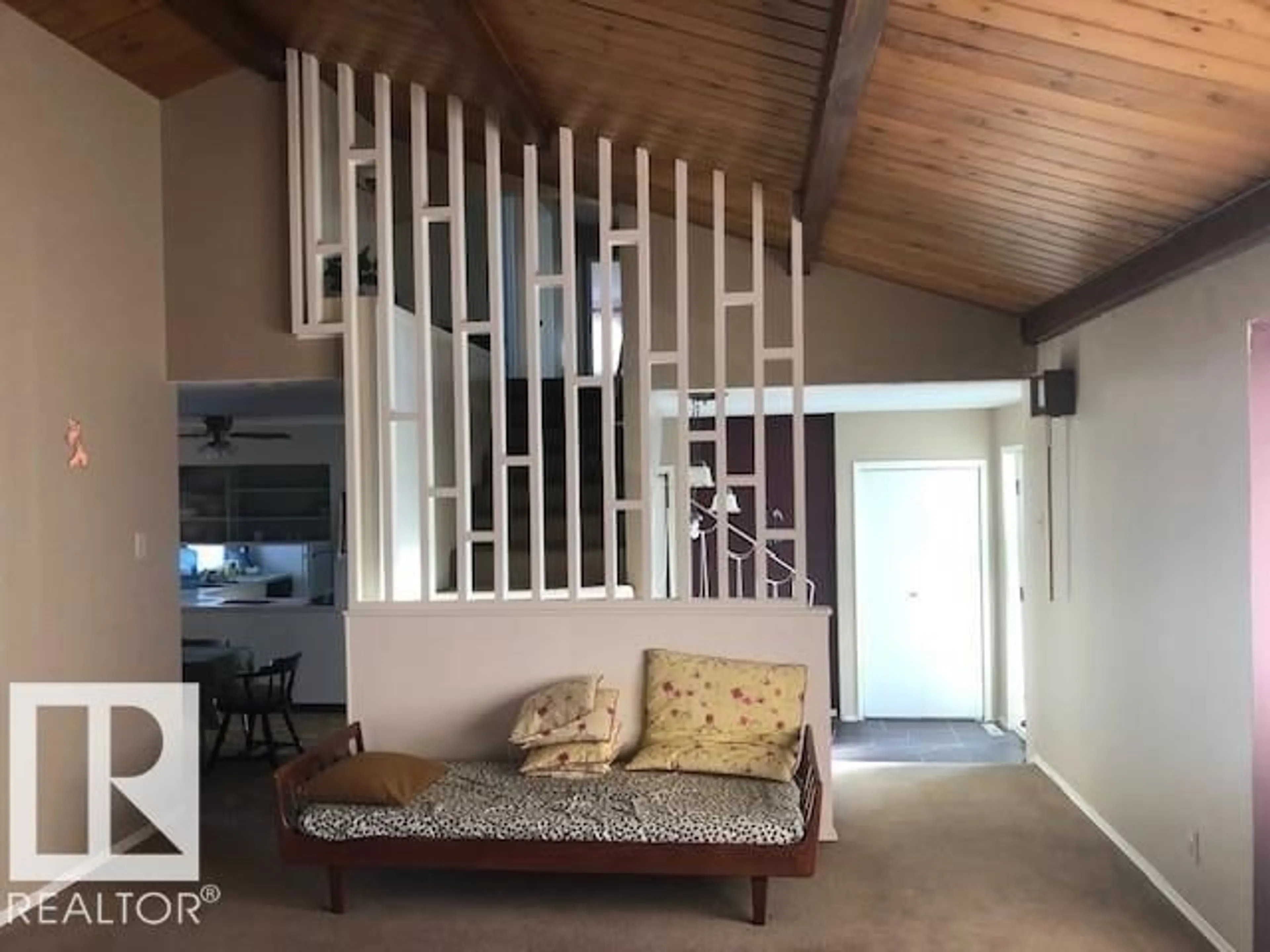 Indoor foyer for 4213 42 AV, Innisfail Alberta T4G1Y1