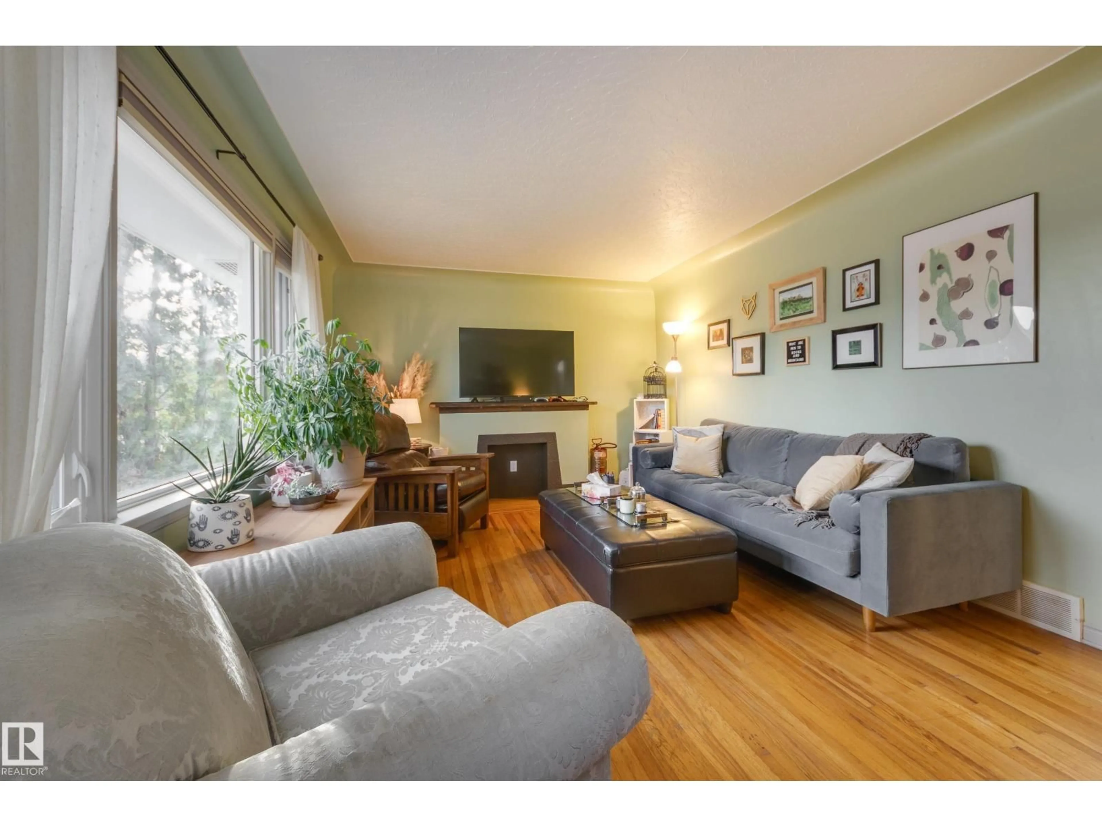 Living room with furniture, wood/laminate floor for NW - 11314 115 ST, Edmonton Alberta T5G2V4