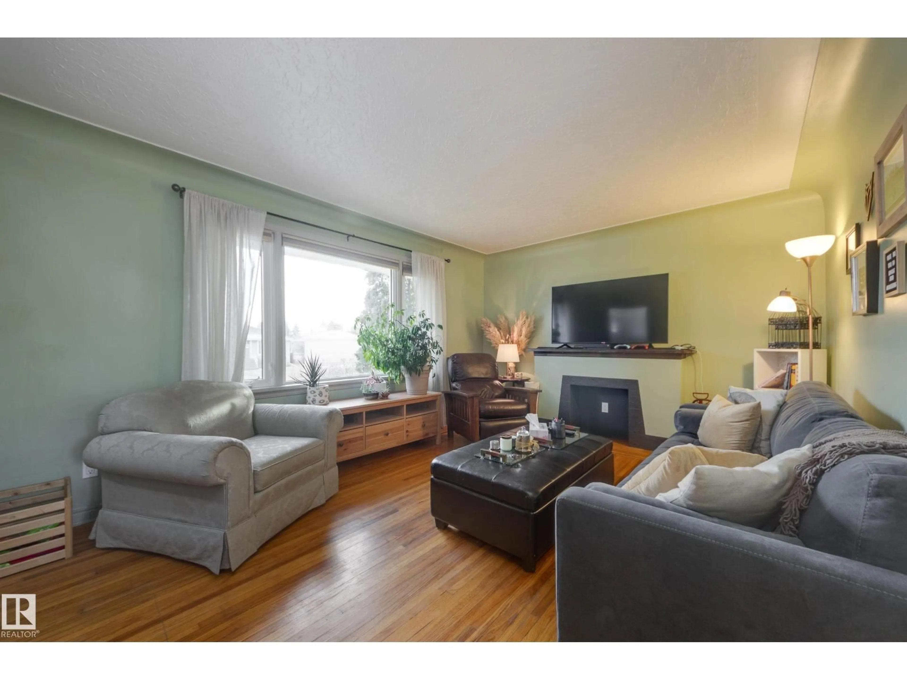 Living room with furniture, wood/laminate floor for NW - 11314 115 ST, Edmonton Alberta T5G2V4