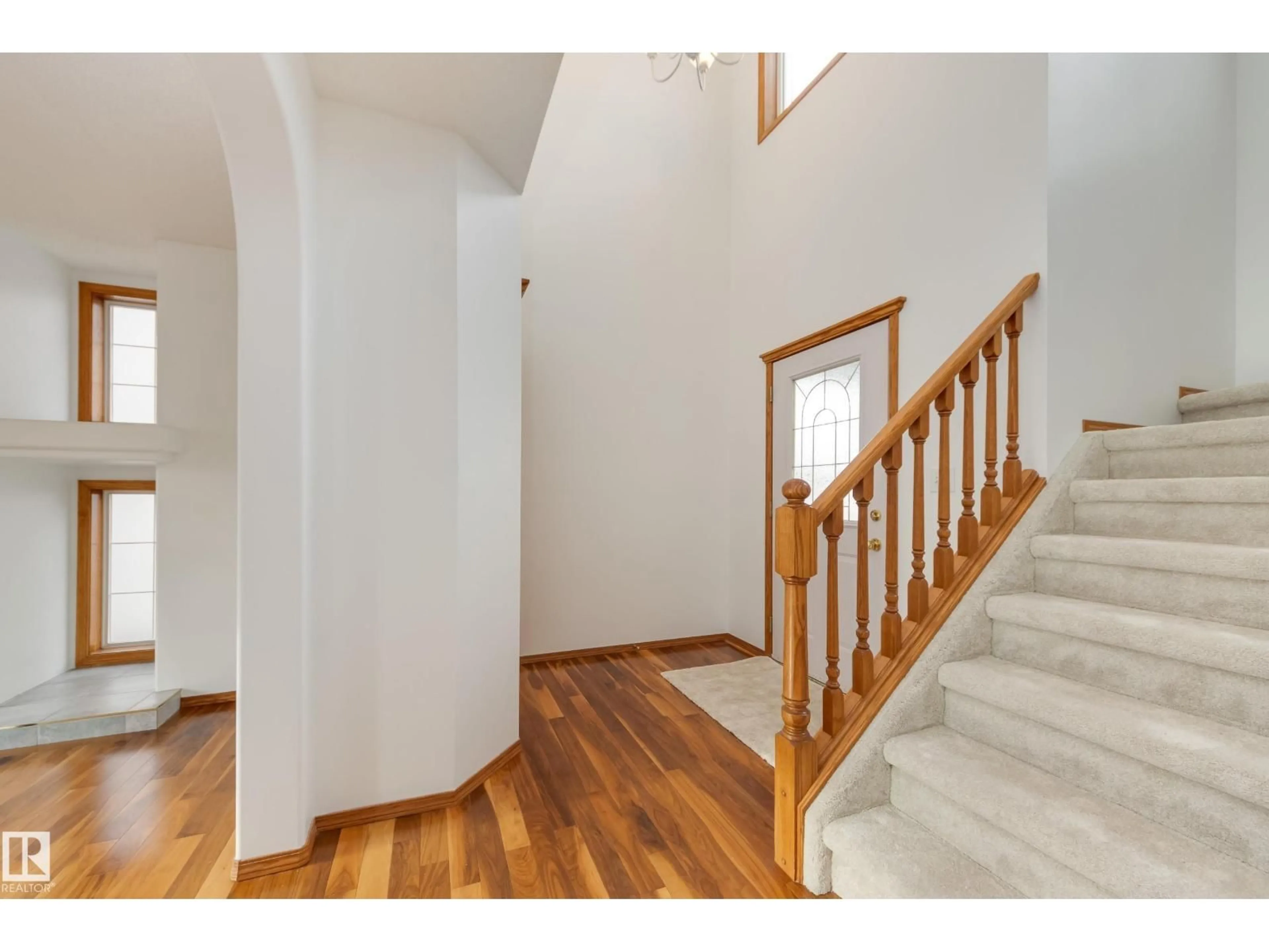 Indoor foyer for 13323 155 AV, Edmonton Alberta T6V1K5