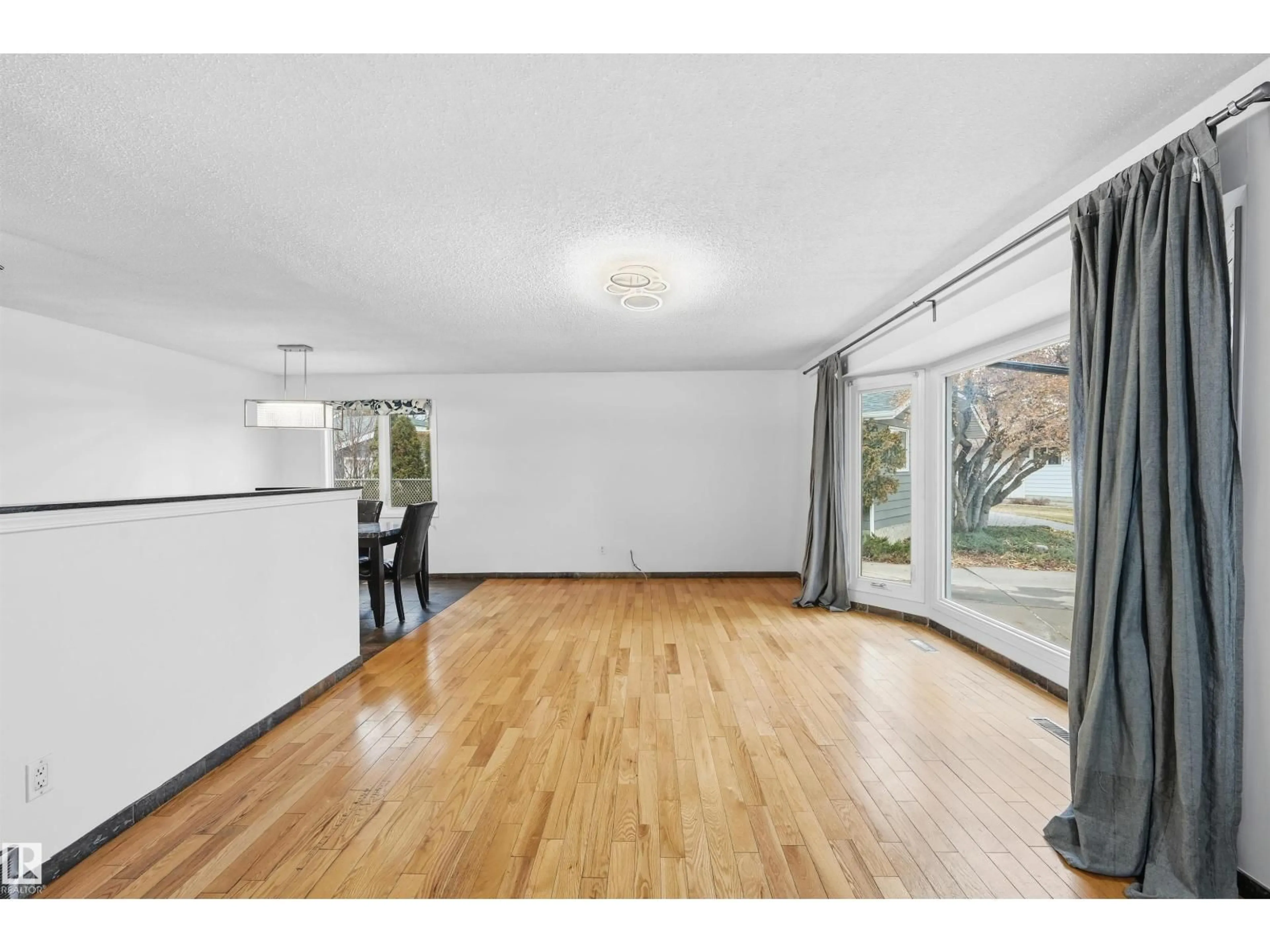 A pic of a room for 4240 86 ST, Edmonton Alberta T6K1C4