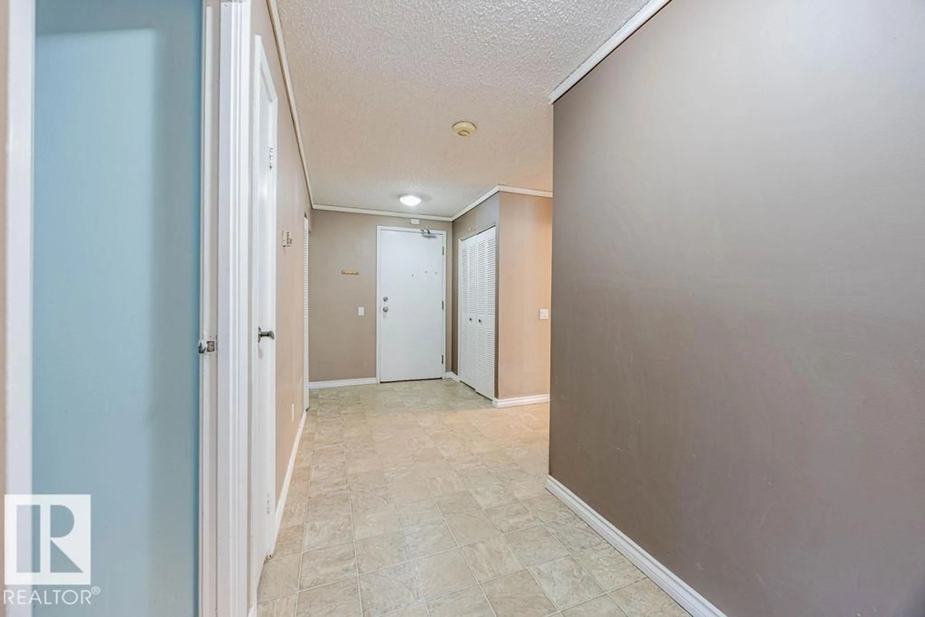 Indoor foyer for 10125 - 1107 109 ST NW, Edmonton Alberta T5J3P1