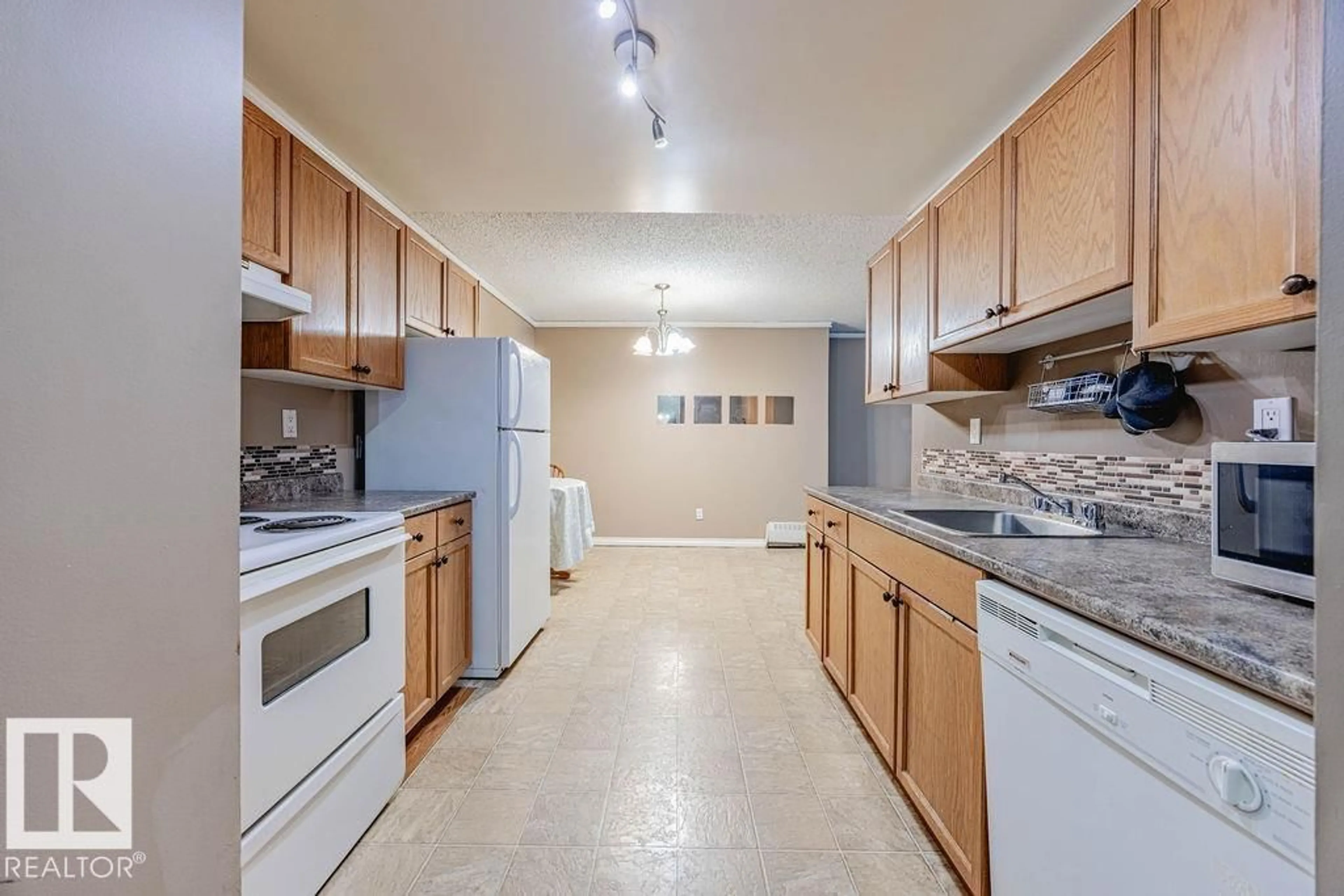 Standard kitchen, unknown for 10125 - 1107 109 ST NW, Edmonton Alberta T5J3P1