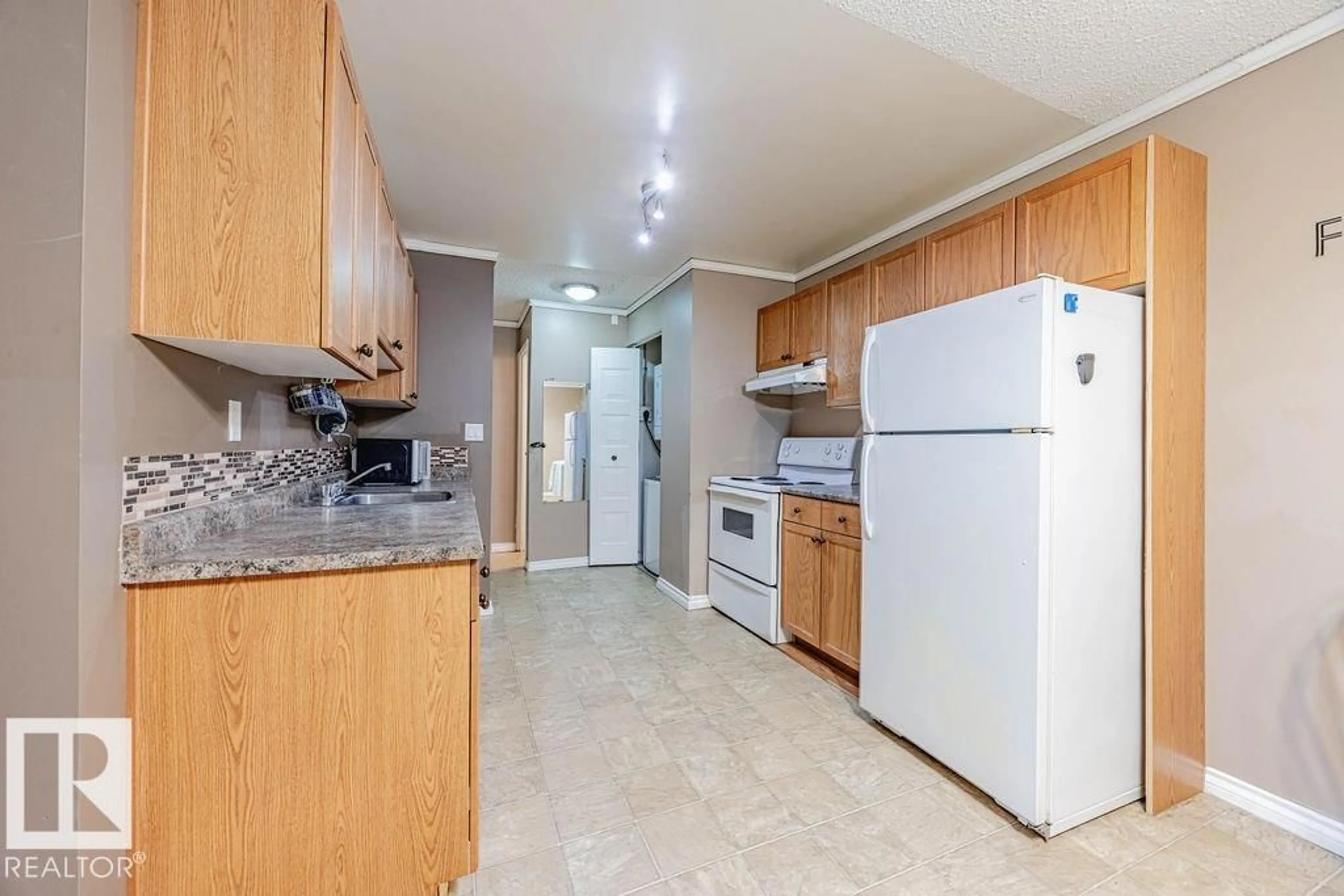 Standard kitchen, unknown for 10125 - 1107 109 ST NW, Edmonton Alberta T5J3P1