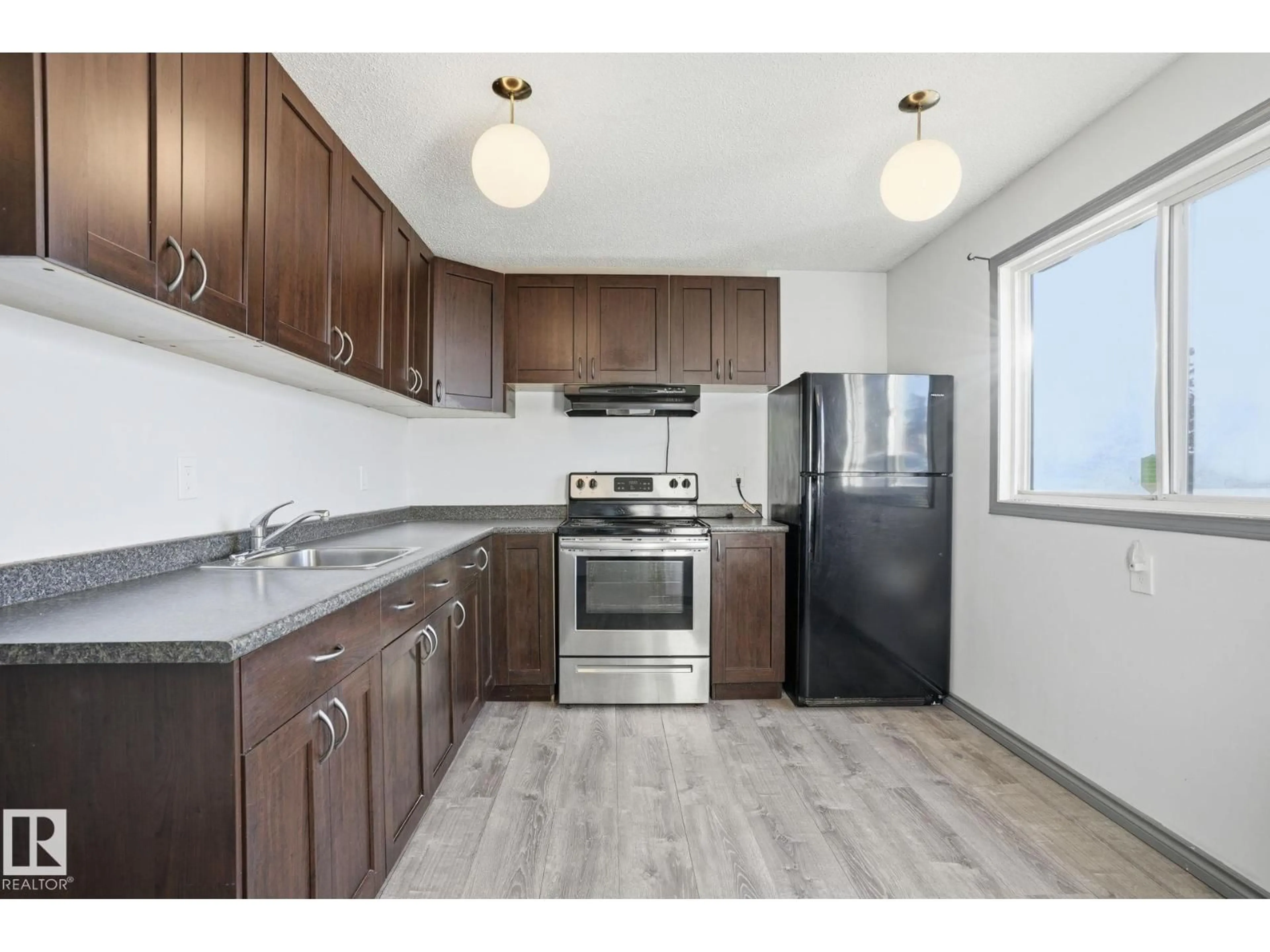 Standard kitchen, unknown for 18024 93 AV, Edmonton Alberta T6E5P5
