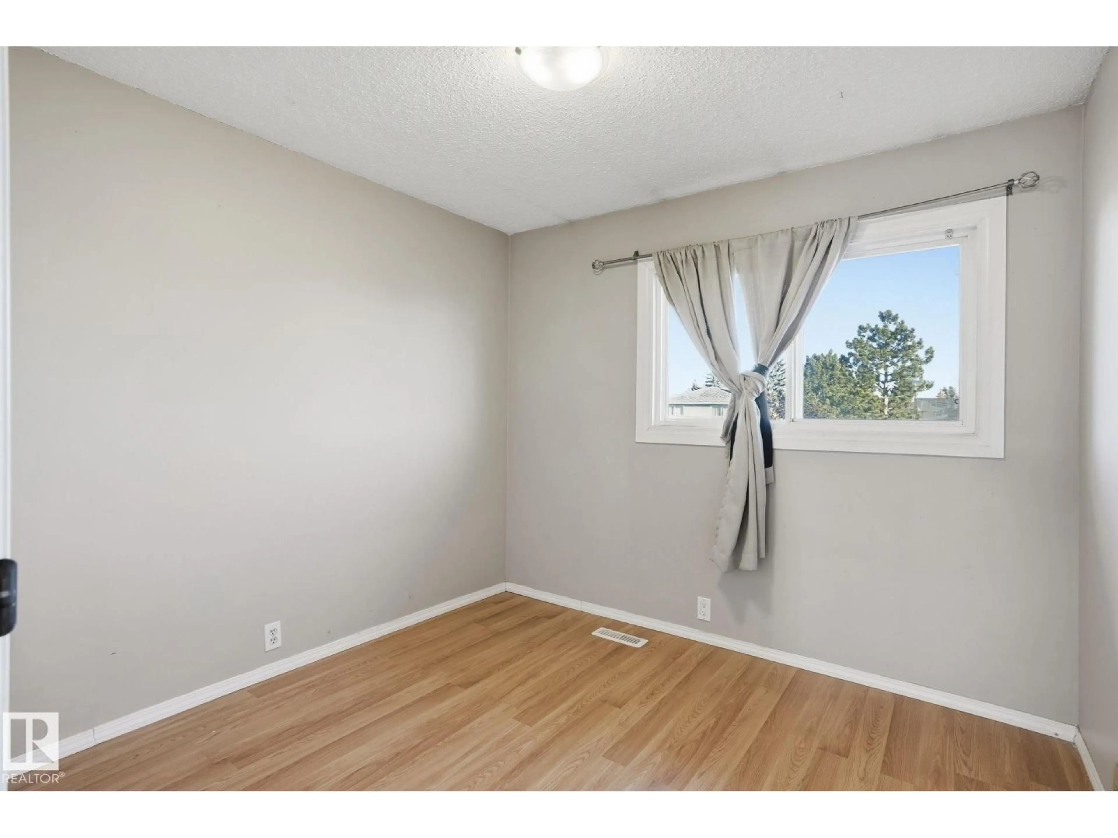 A pic of a room for 18024 93 AV, Edmonton Alberta T6E5P5