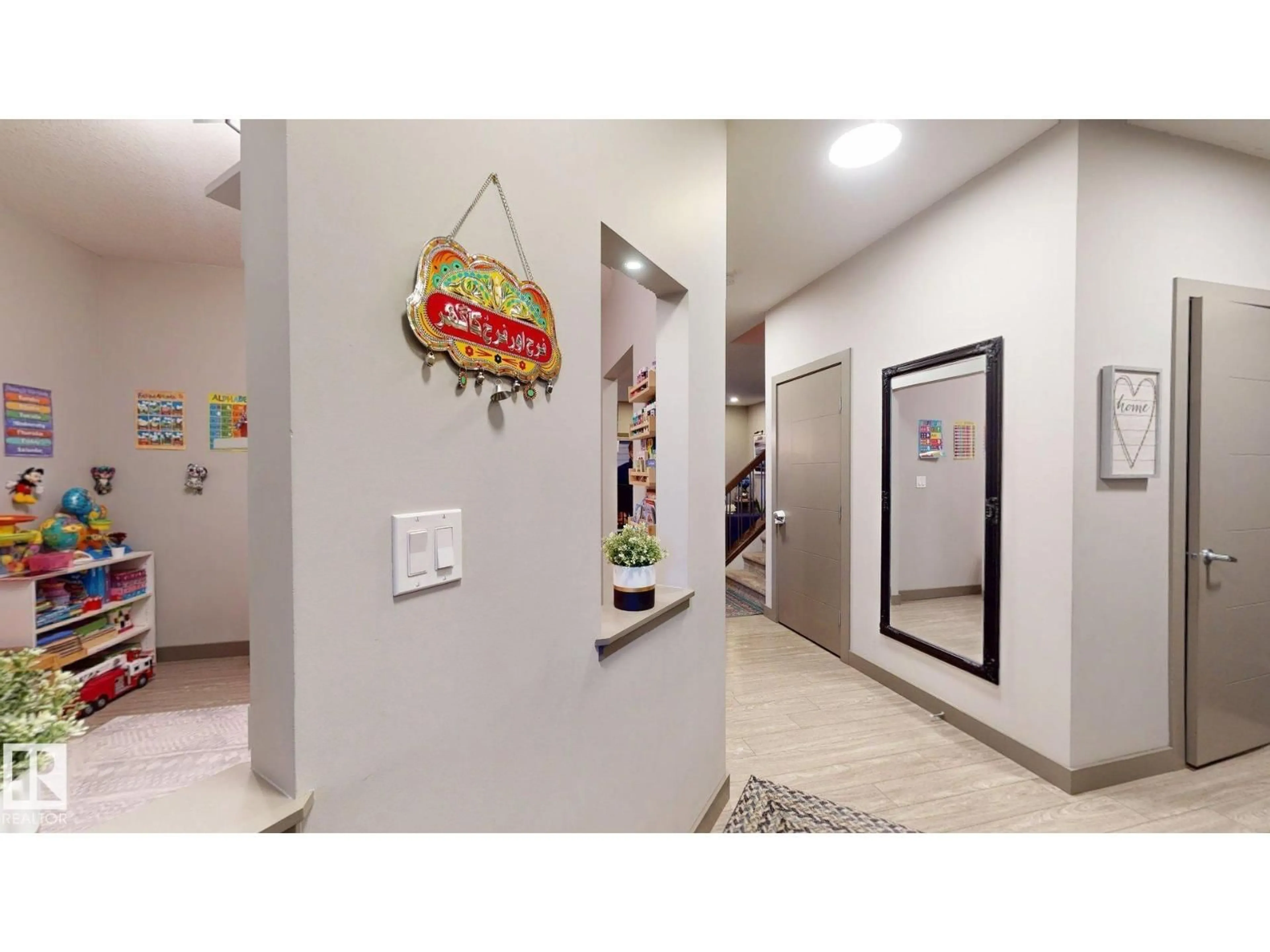 Indoor foyer for 8031 EVANS CR, Edmonton Alberta T6M0T7