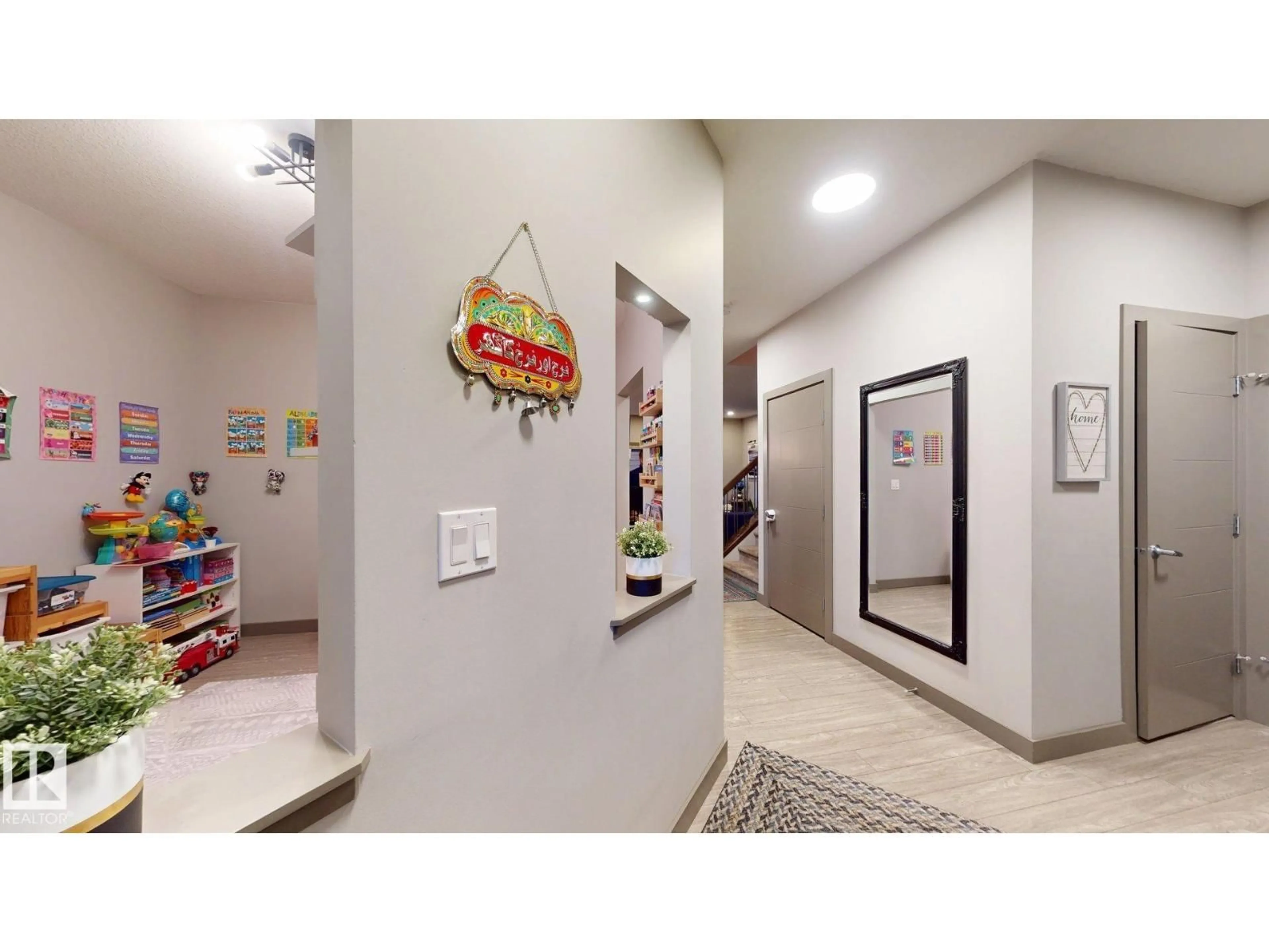 Indoor foyer for 8031 EVANS CR, Edmonton Alberta T6M0T7