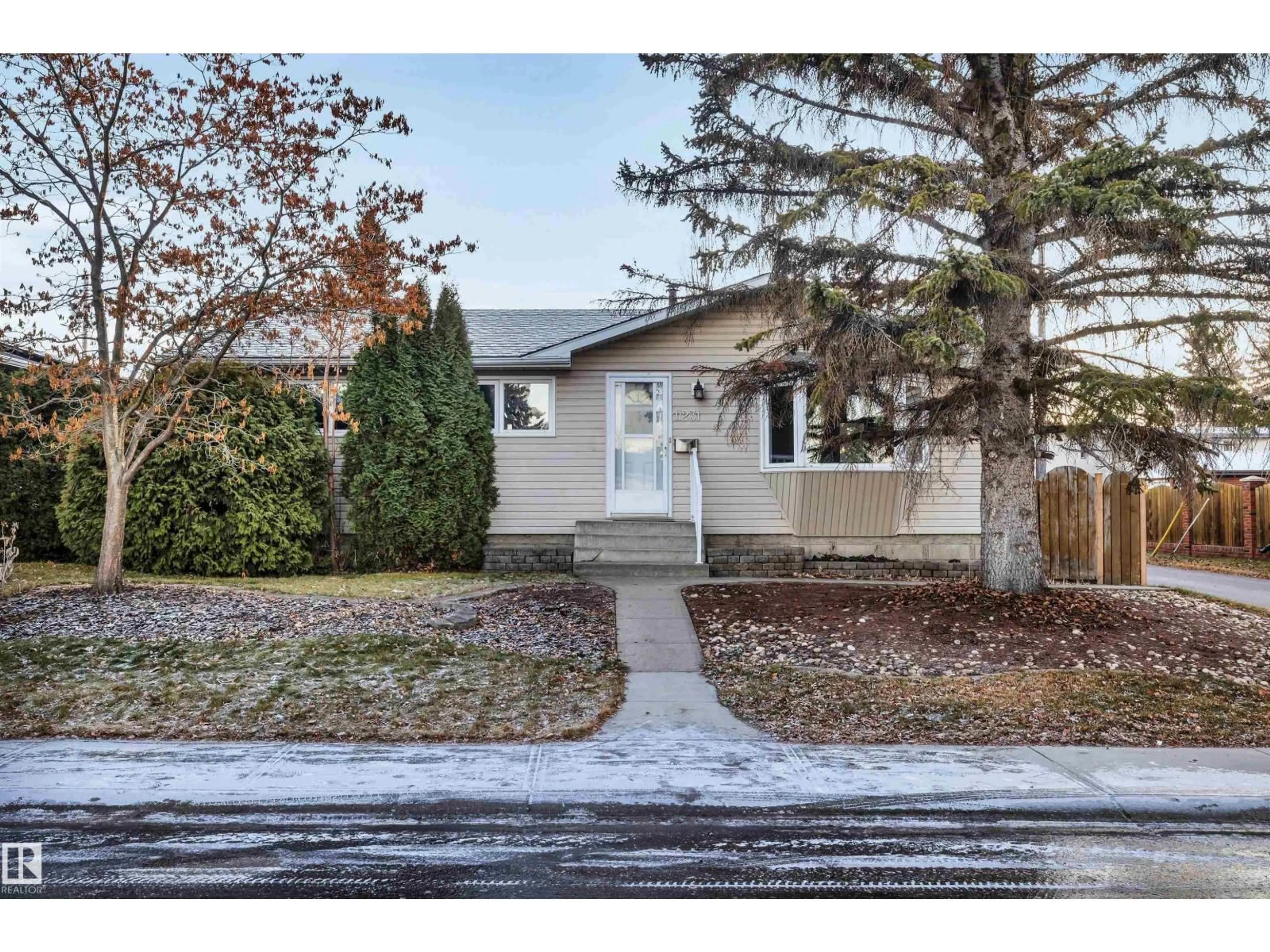 Home with vinyl exterior material, street for 11231 41 AV, Edmonton Alberta T6J0T6